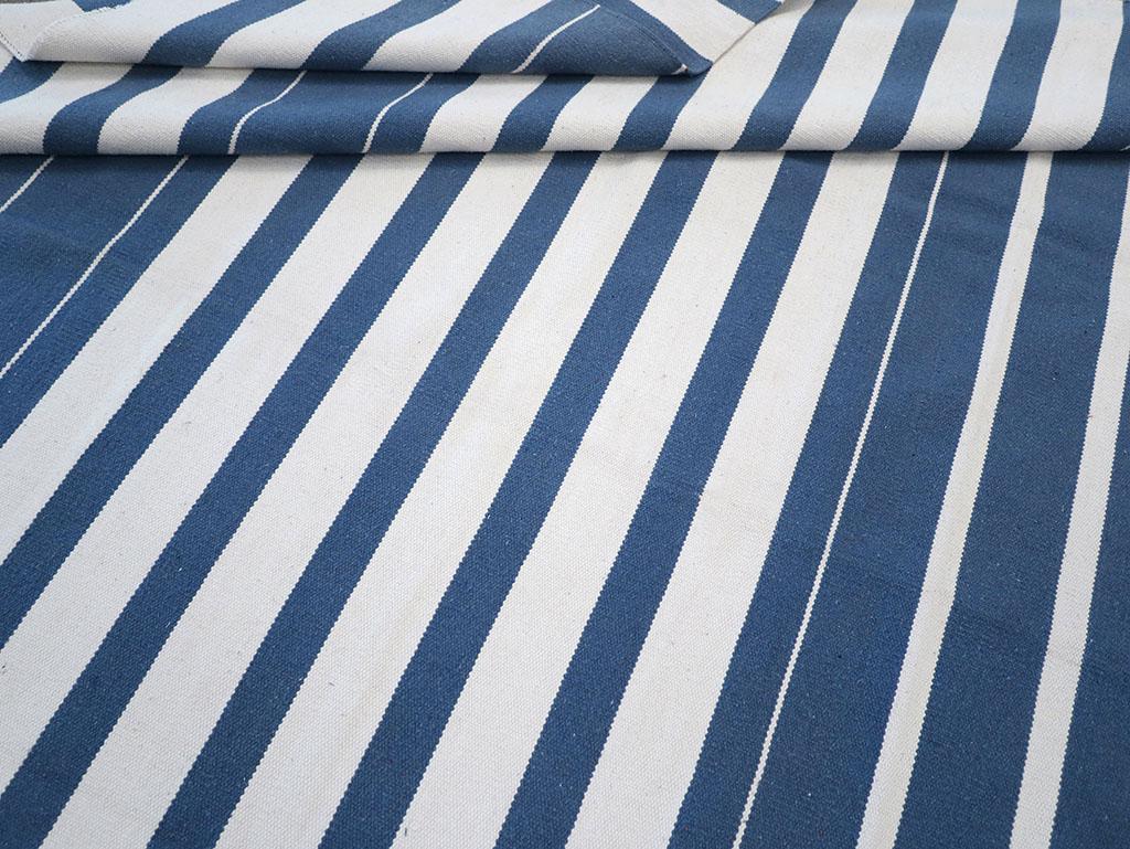 Tappeto indiano moderno del 21° secolo a tessitura piatta Dhurrie per ambienti in vendita 1