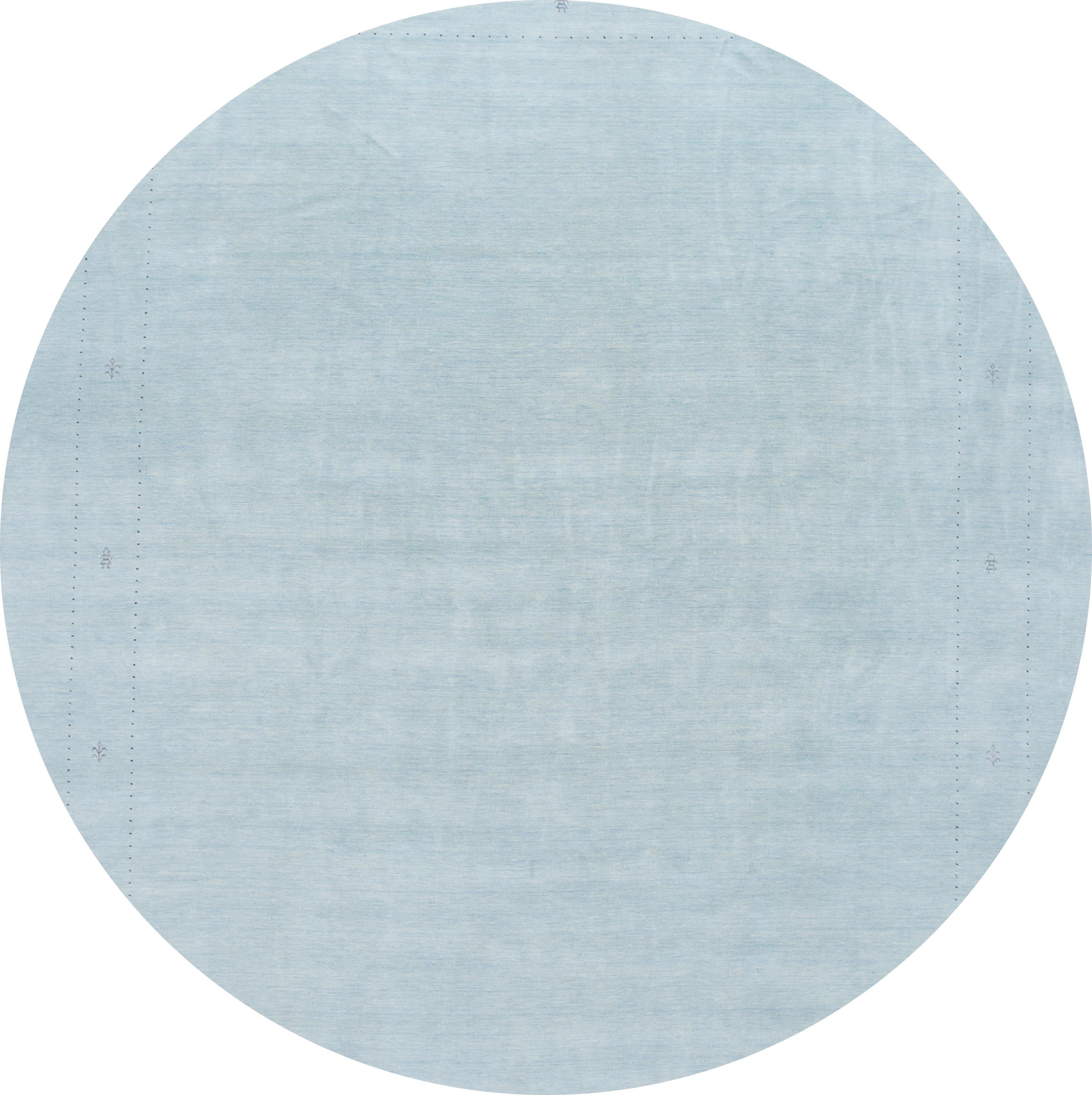 Schöner zeitgenössischer Gabbeh-Designteppich mit blauem Feld und schönem Allover-Streifenmuster. 

Dieser Teppich misst 12