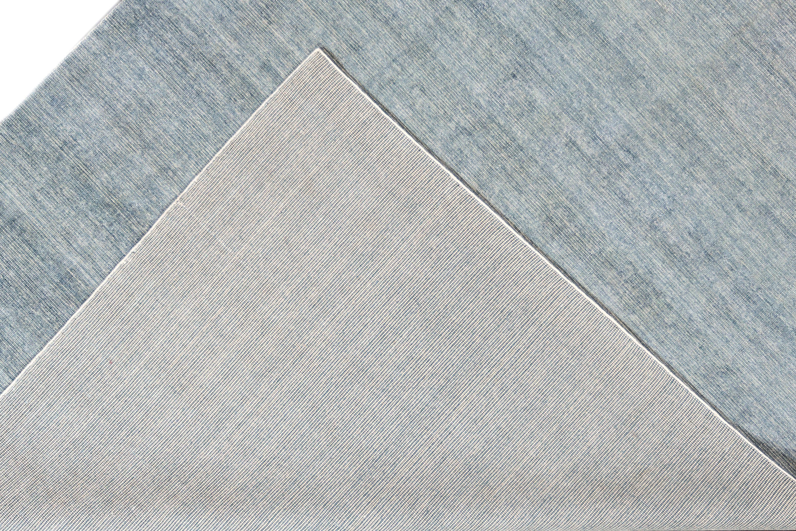 Apadana Magnifique tapis bohème indien moderne en bambou et soie, fait à la main, avec un champ bleu. Cette collection bohème présente un motif solide sur toute sa surface.

Ce tapis mesure 10'0