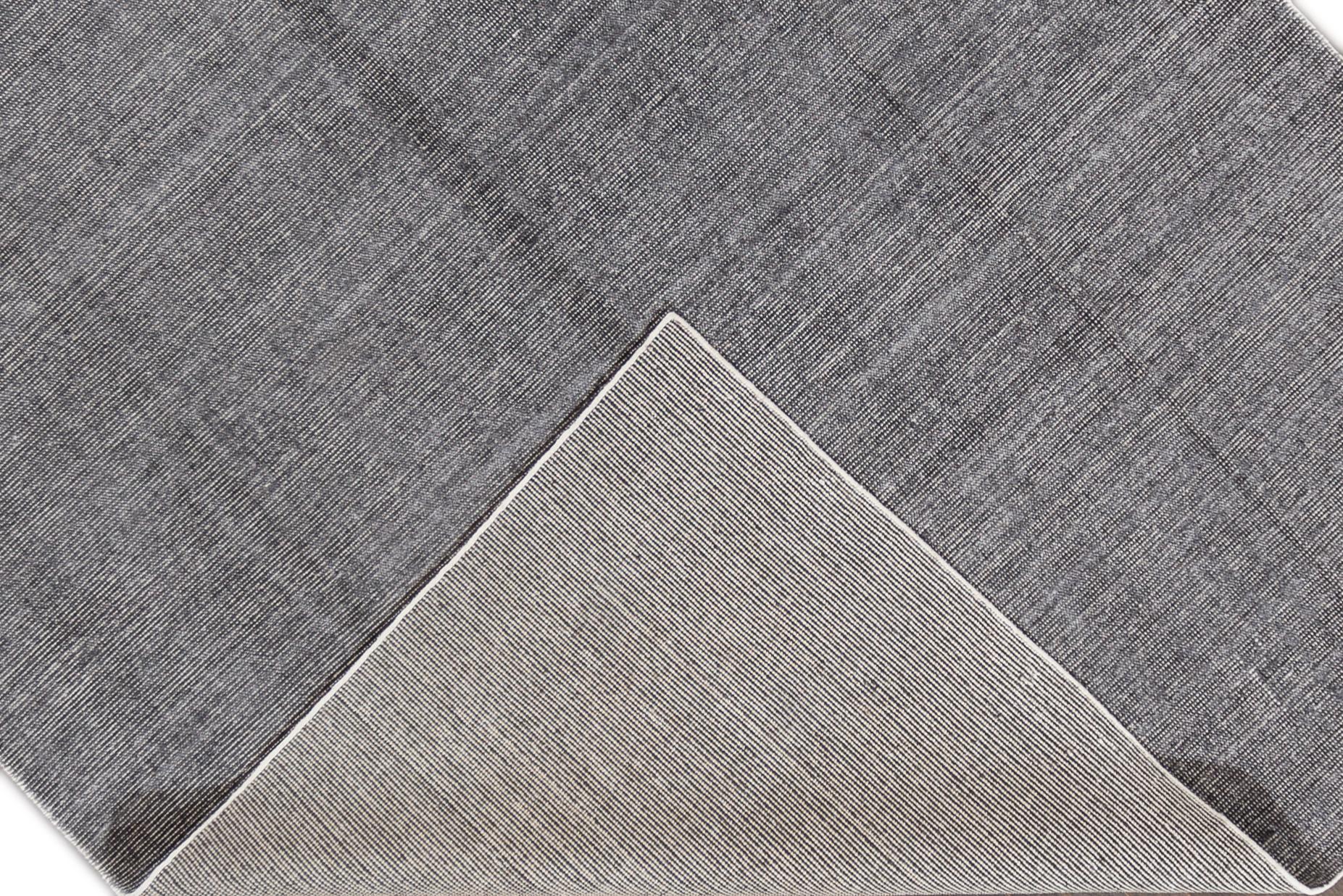 Bellissimo tappeto boho indiano moderno fatto a mano in bambù e seta con campo grigio e avorio. Questo tappeto della collezione boho ha un design solido all-over.

Questo tappeto misura: 9'0