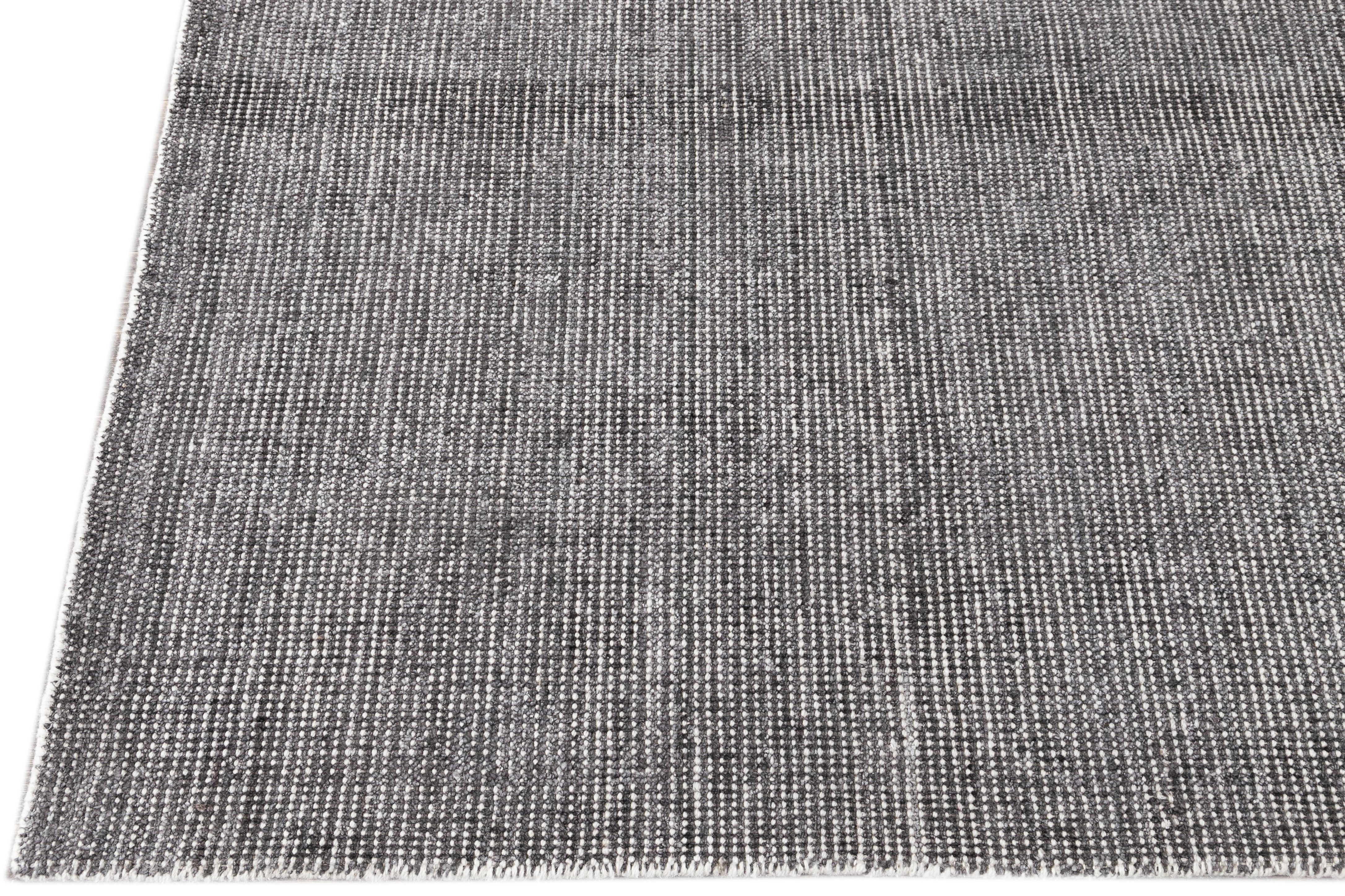 Indiano Tappeto moderno Apadana grigio in bambù o seta Boho fatto a mano in vendita