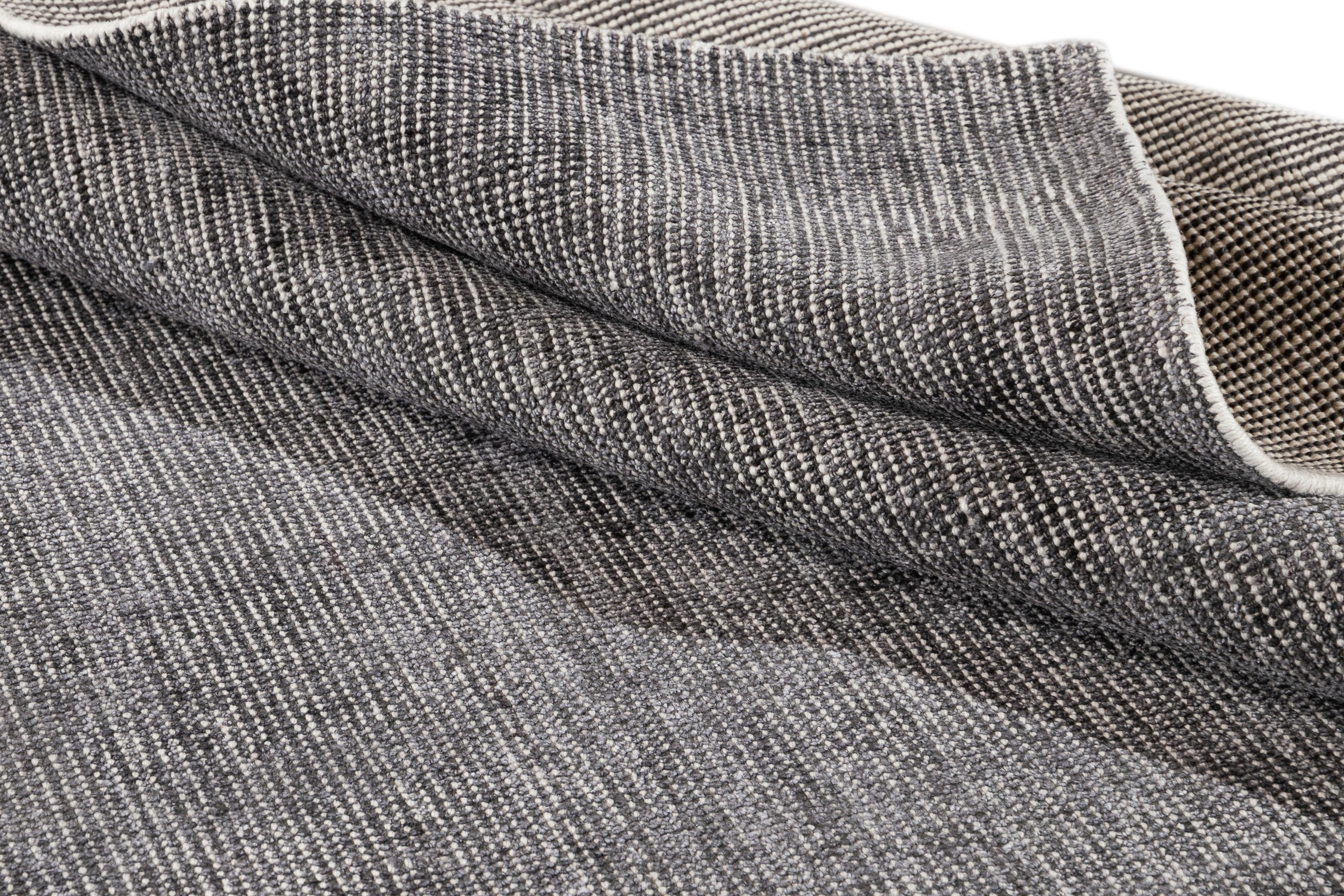 Fatto a mano Tappeto moderno Apadana grigio in bambù o seta Boho fatto a mano in vendita