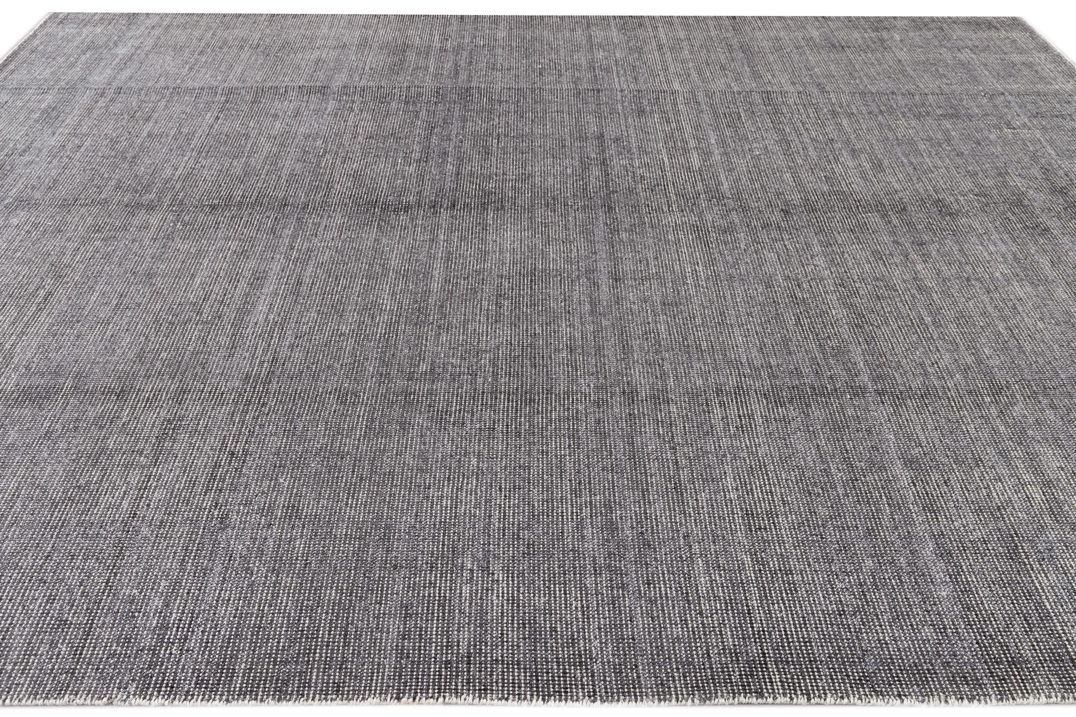 Moderno Tappeto moderno Apadana grigio in bambù o seta Boho fatto a mano in vendita