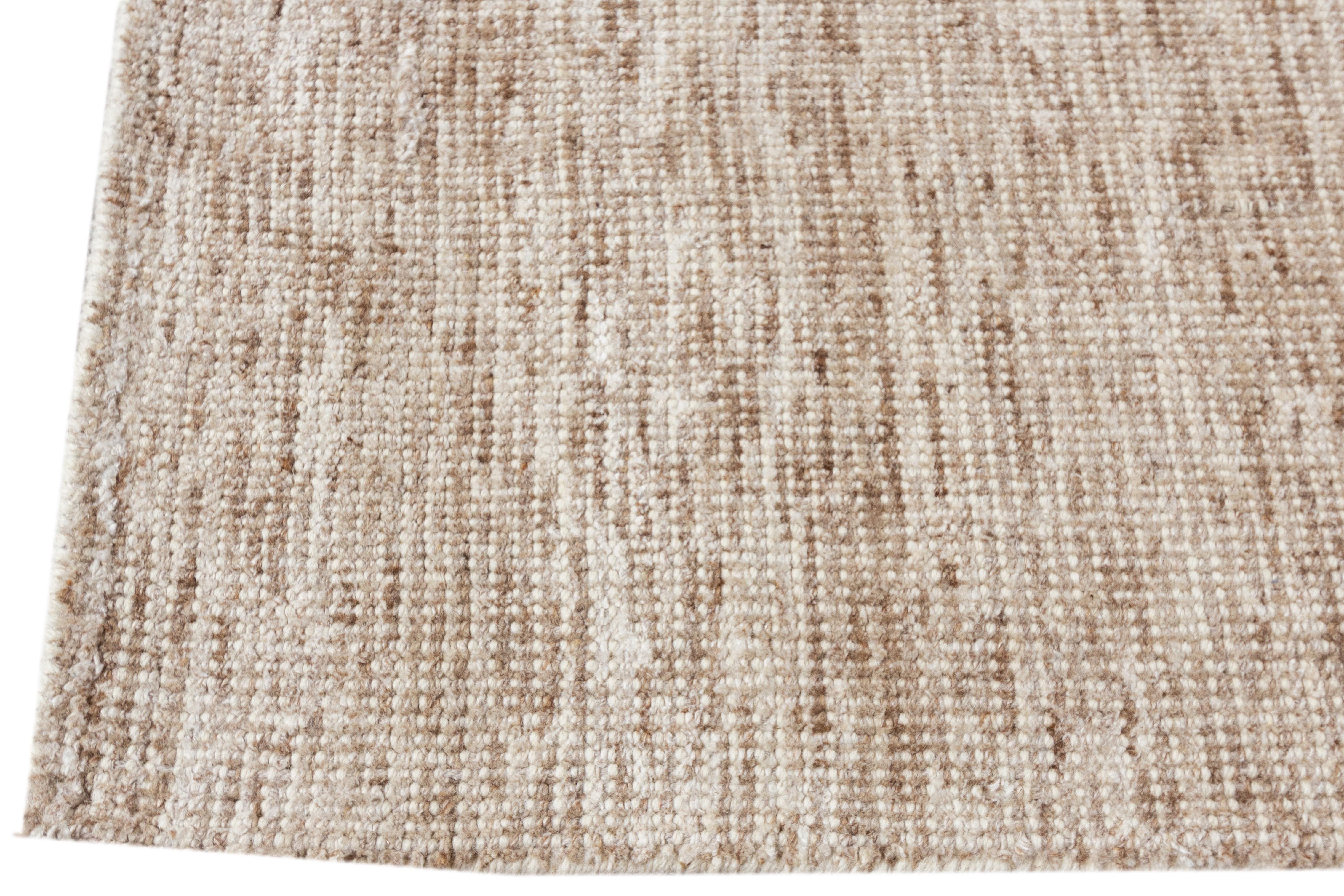 Moderner Boho-Teppich aus Bambus/Seide in Beige von Apadana (Handgeknüpft) im Angebot