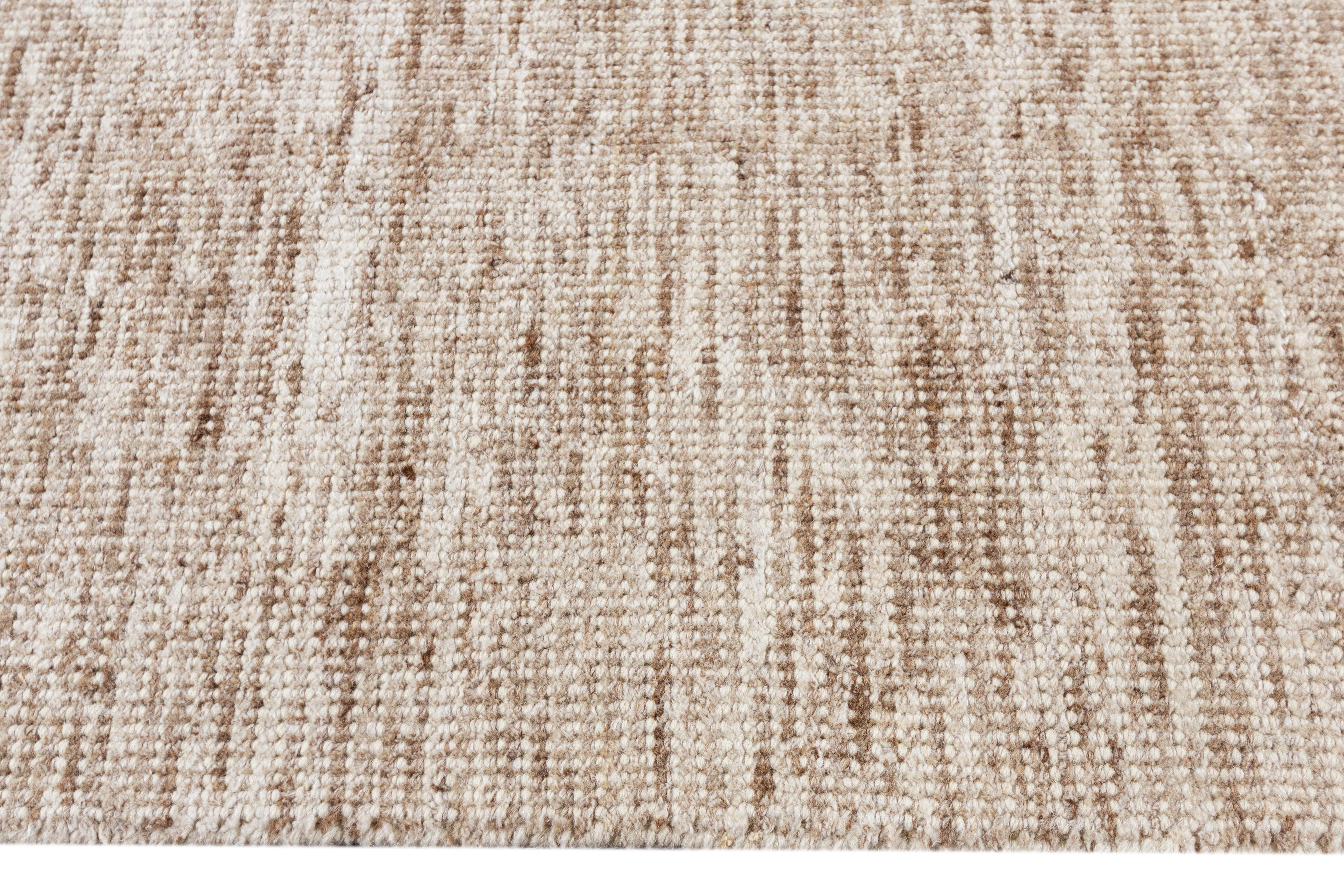 Moderner Boho-Teppich aus Bambus/Seide in Beige von Apadana im Zustand „Neu“ im Angebot in Norwalk, CT