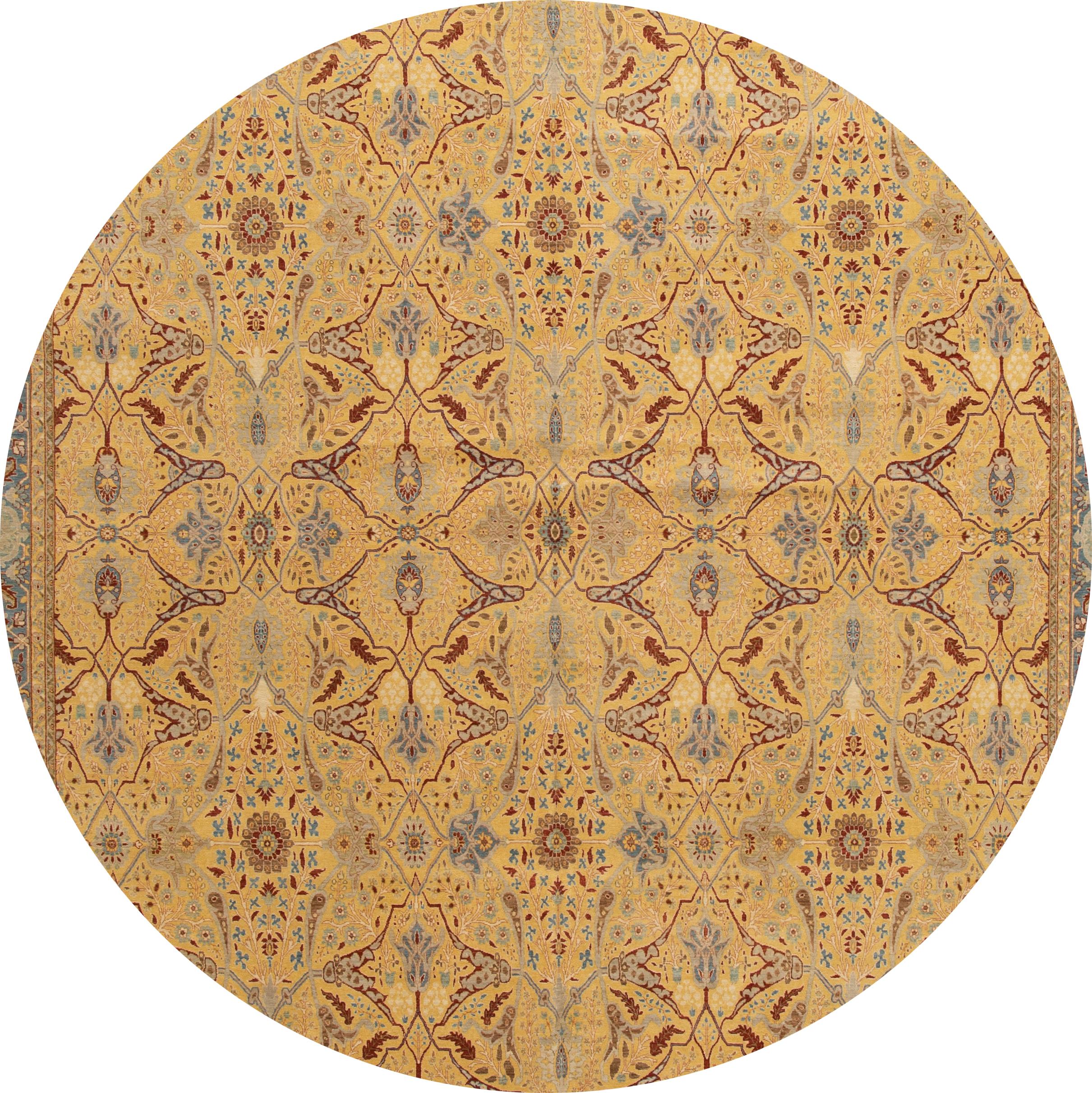 Magnifique tapis indien Tabriz moderne en laine noué à la main. Ce tapis présente un champ jaune avec des accents bleus et bruns dans un motif de médaillon géométrique sur toute la surface. 

Ce tapis mesure 9' 8