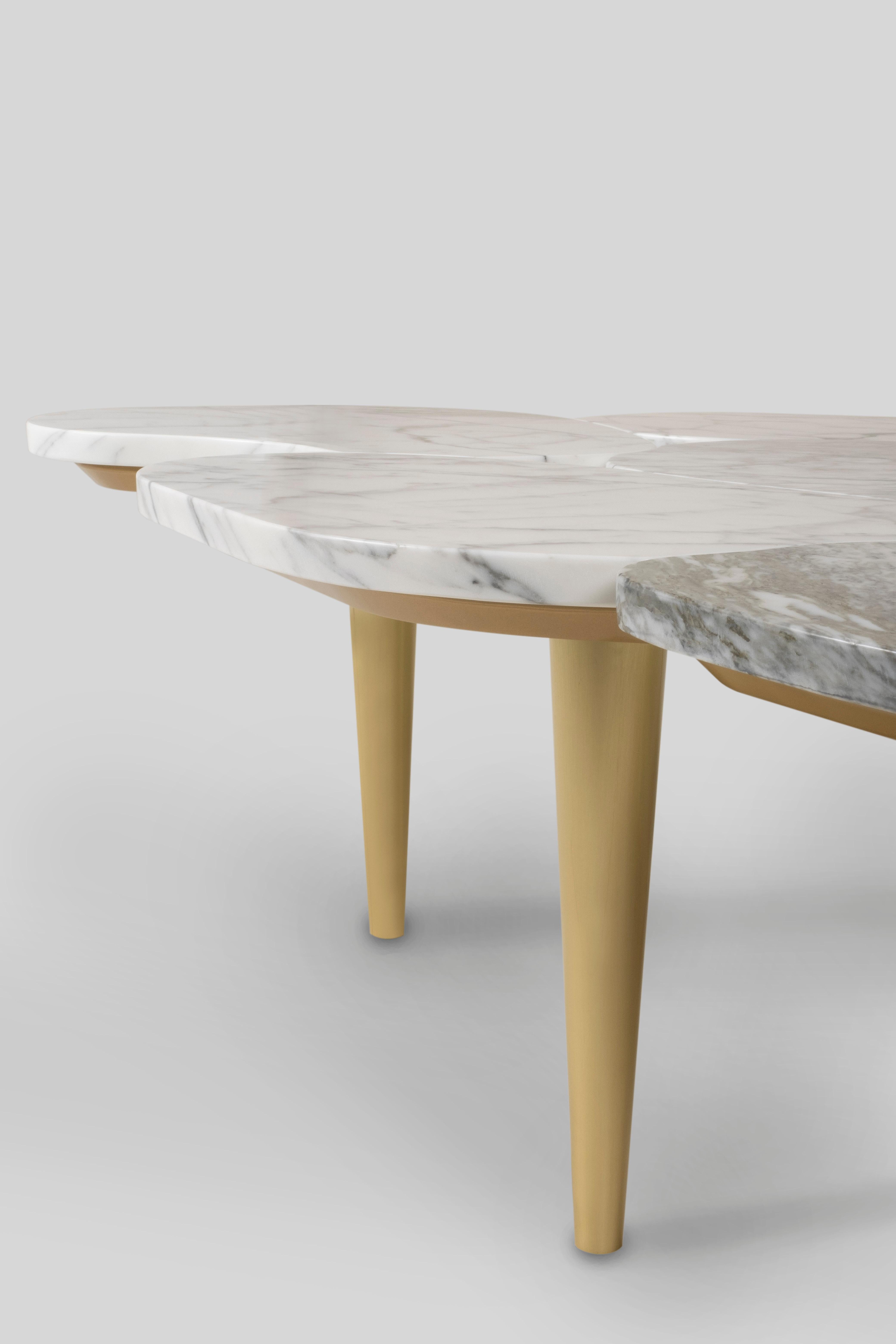 Table basse Infinity, Collection S, fabriquée à la main au Portugal - Europe par GF Modern.

La table basse en marbre Infinity capture le passage du temps dans un regard infini. Doté d'un plateau en forme de pétale en marbre de Carrare, Infinity
