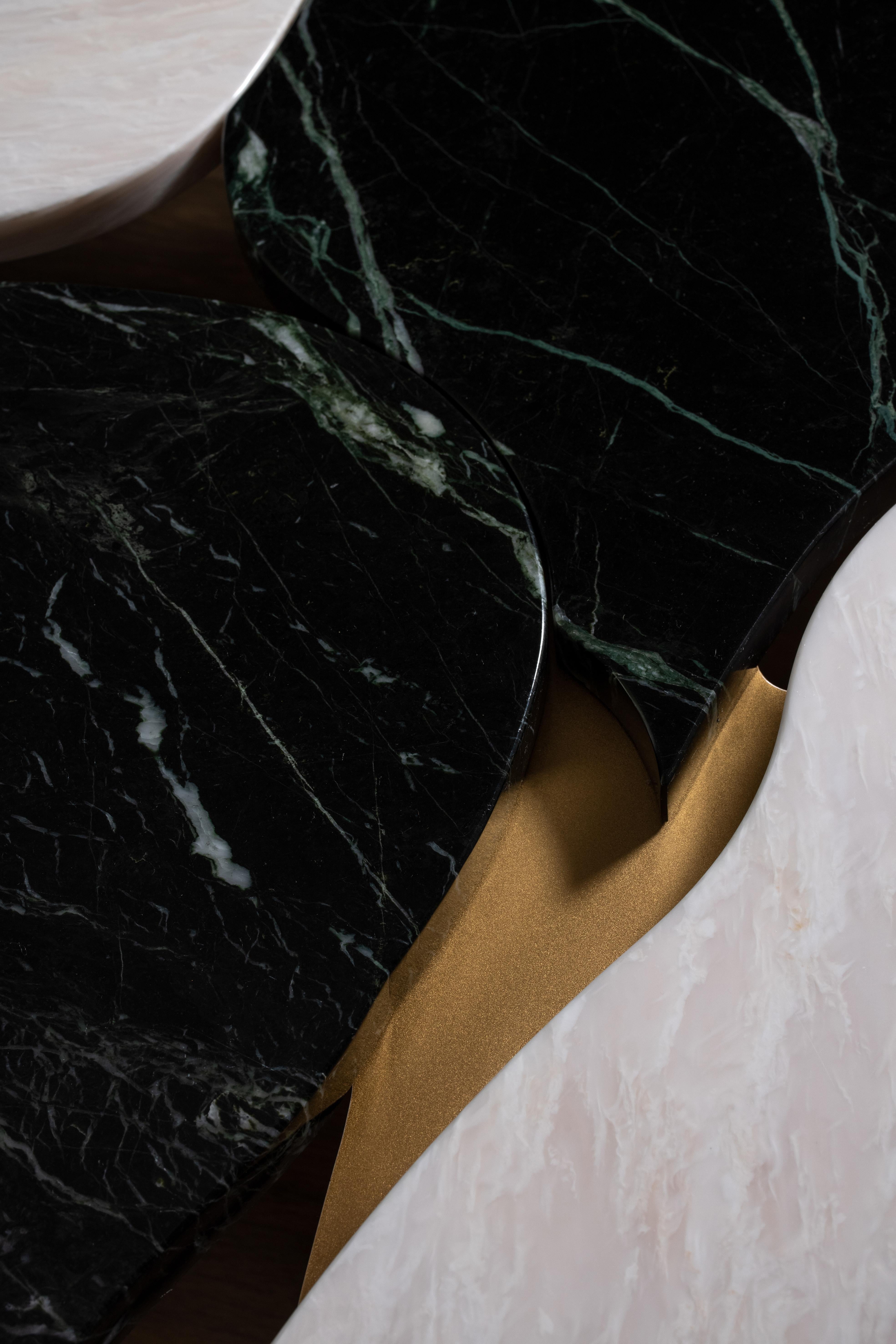 Portugais Table basse moderne Infinity en marbre Rosa Egeo, fabriquée à la main au Portugal par Greenapple en vente