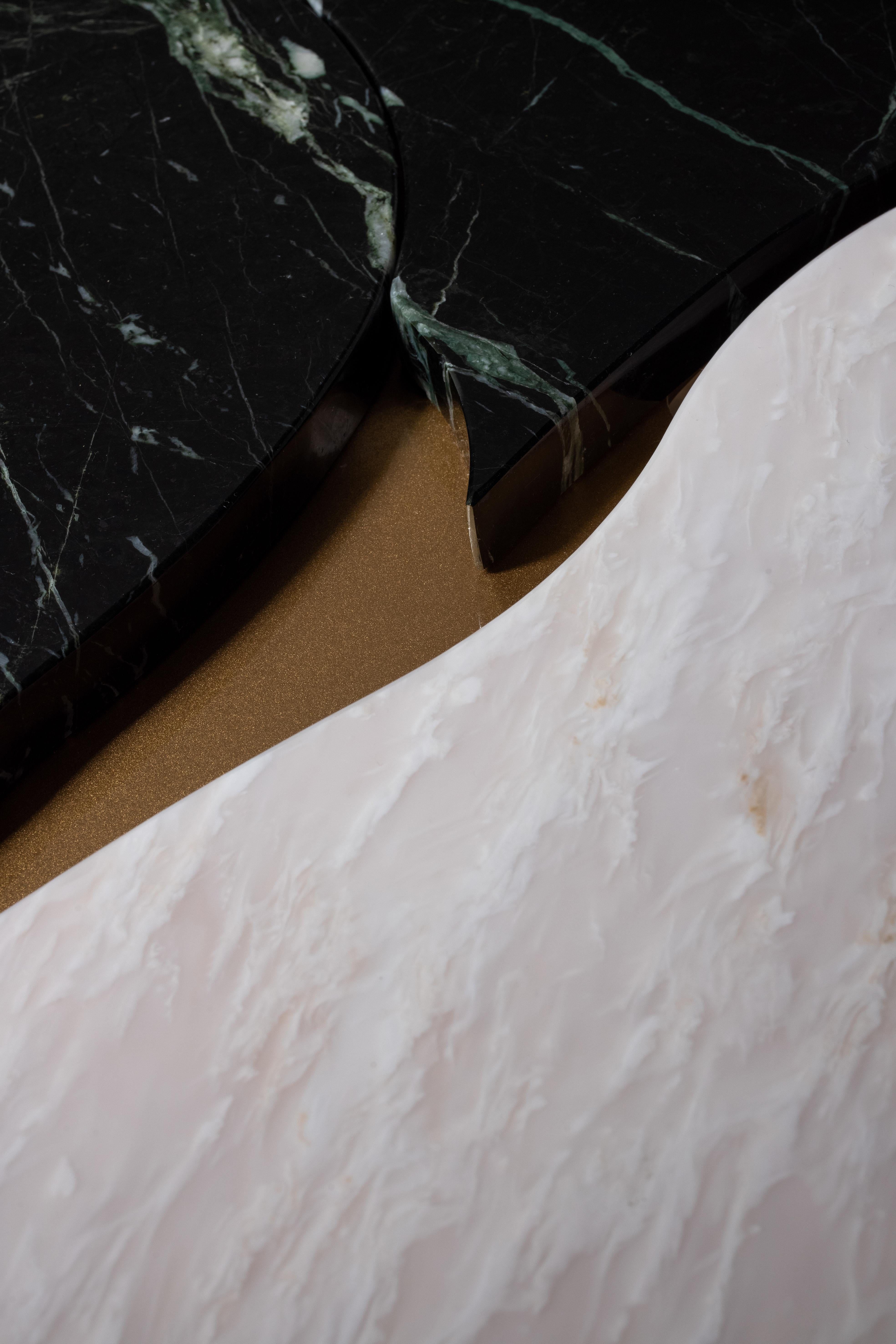 Laiton Table basse moderne Infinity en marbre Rosa Egeo, fabriquée à la main au Portugal par Greenapple en vente