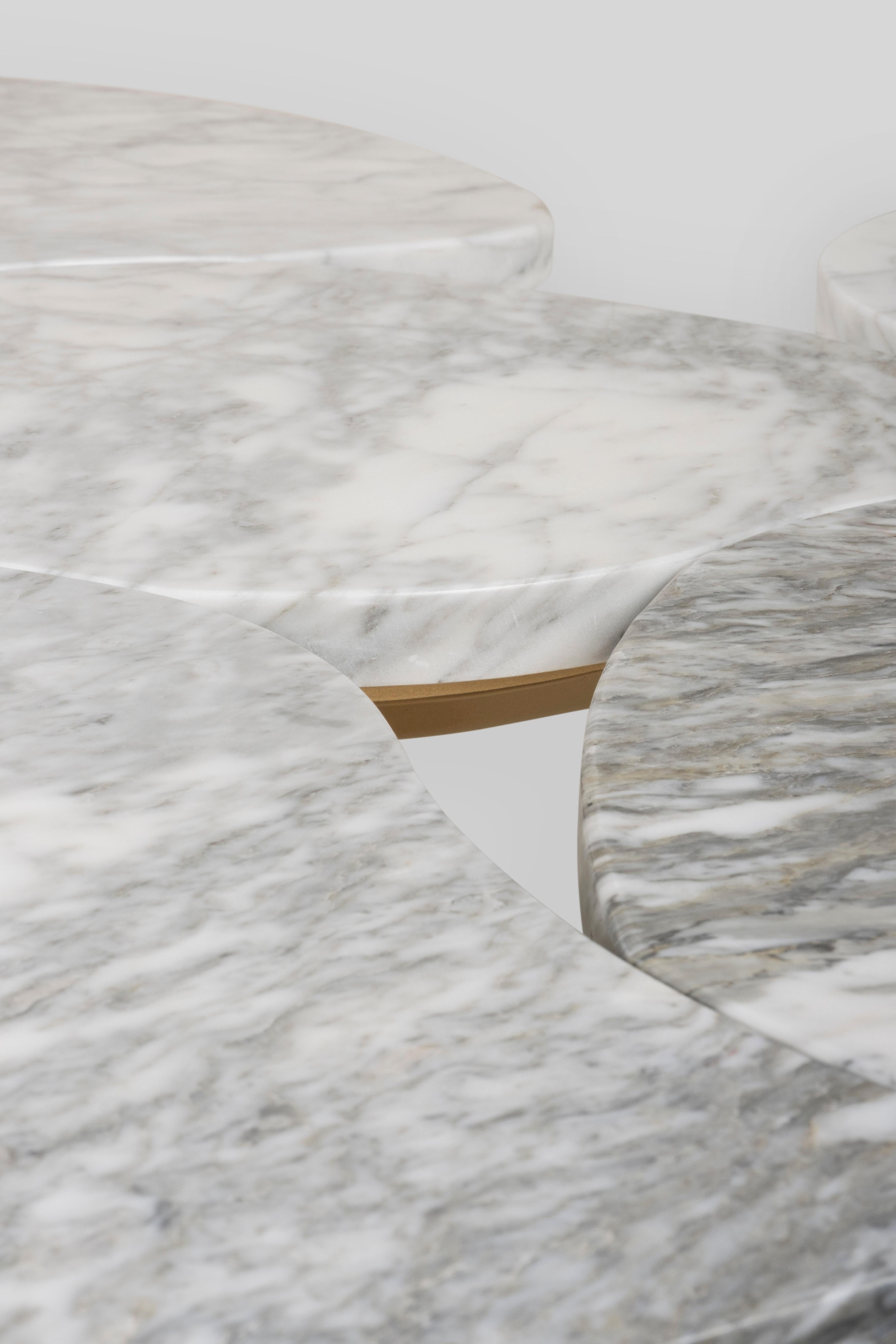 Moderne Couchtische Unendlichkeits-Couchtische, Carrara-Marmor, handgefertigt Portugal von Greenapple (Messing) im Angebot