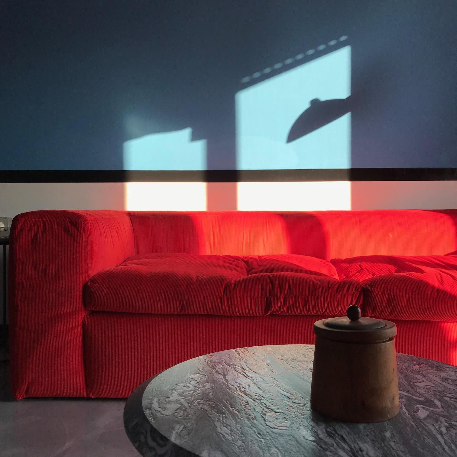 Modernes italienisches Sofa des 21. Jahrhunderts, gepolstert mit Baumwollkord im Zustand „Neu“ im Angebot in Milan, IT