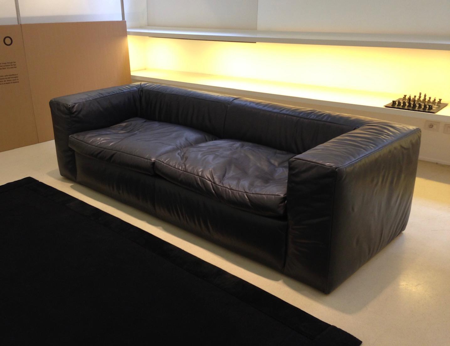 Modernes italienisches Sofa des 21. Jahrhunderts, gepolstert mit Leder im Zustand „Neu“ im Angebot in Milan, IT