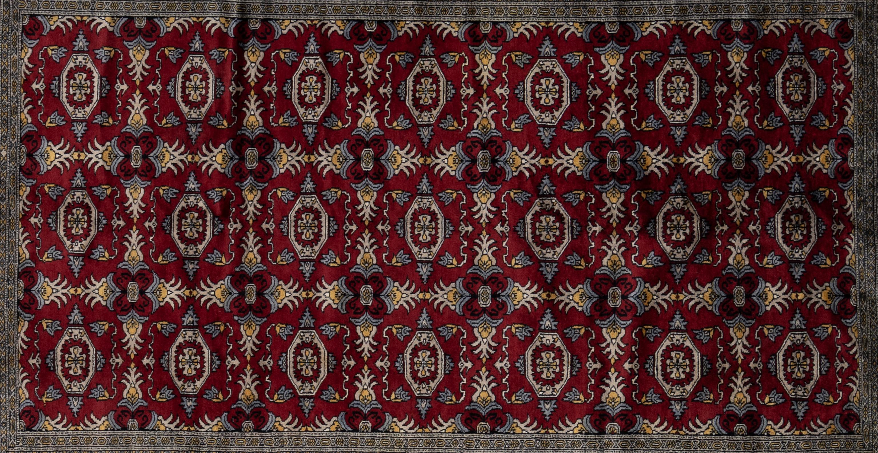 Les tapis kazakhs, originaires de la région du Caucase, sont réputés pour leurs motifs géométriques audacieux, leurs couleurs vives et leur fort héritage culturel. Les tapis kazakhs sont très prisés pour leur qualité, leurs designs/One distinctifs