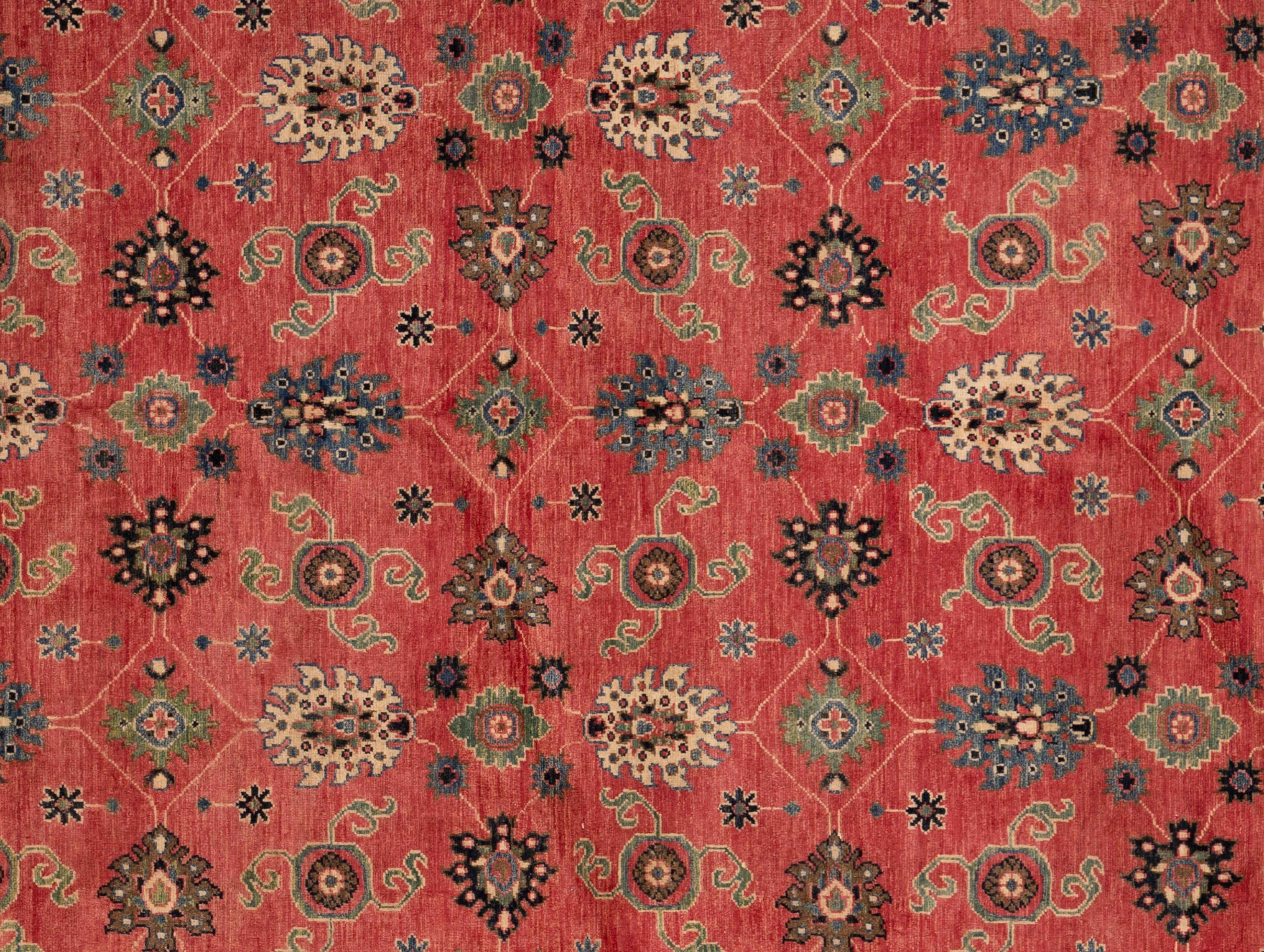 Tessuto a mano con lana 100% filata a mano, nei boschi subtropicali del Pakistan. Questo splendido tappeto Kazak si ispira ai tappeti caucasici; il suo disegno tribale all over e la sua colorazione unica lo rendono un must have. 

Dimensioni - 8'10