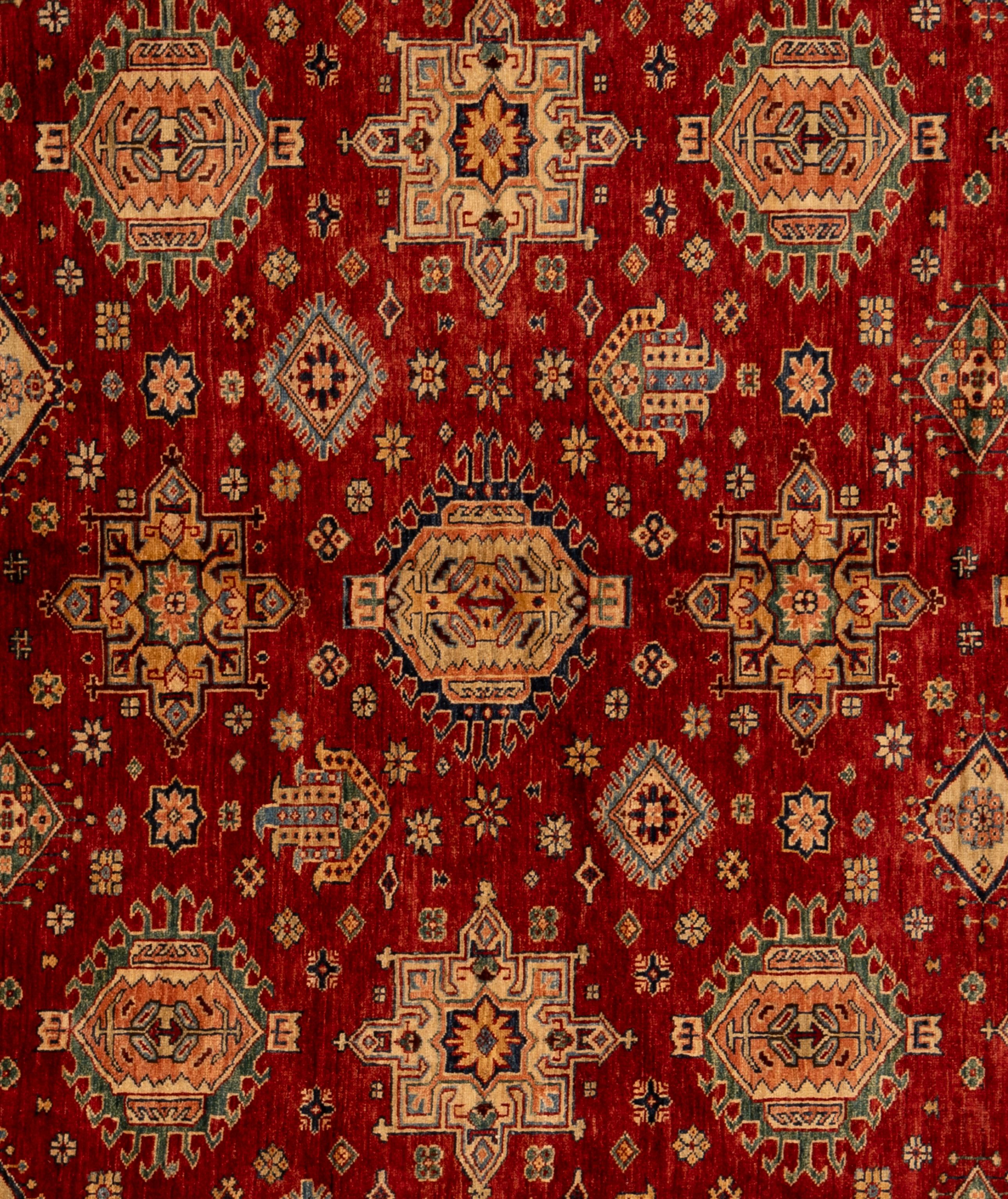 Tessuto a mano con lana 100% filata a mano, nei boschi subtropicali del Pakistan. Questo splendido tappeto Kazak si ispira ai tappeti caucasici; il suo disegno tribale all over e la sua colorazione unica lo rendono un must have. 

Dimensioni - 10'7