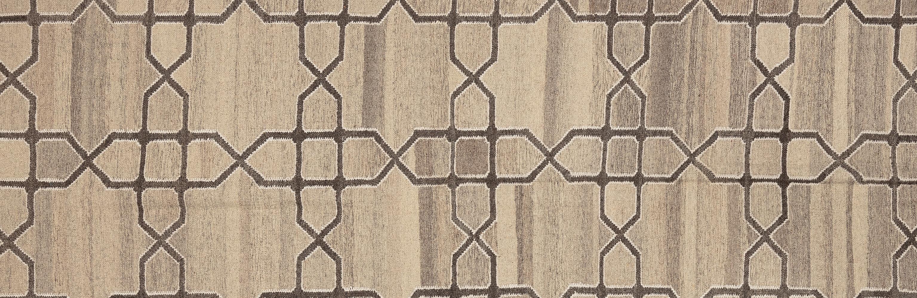 Questo tappeto kilim non è solo un oggetto d'arredamento, ma un arazzo culturale intessuto di storie e tradizioni. Ogni motivo e disegno riflette il ricco arazzo della cultura indiana, traendo ispirazione da antiche tradizioni e influenze