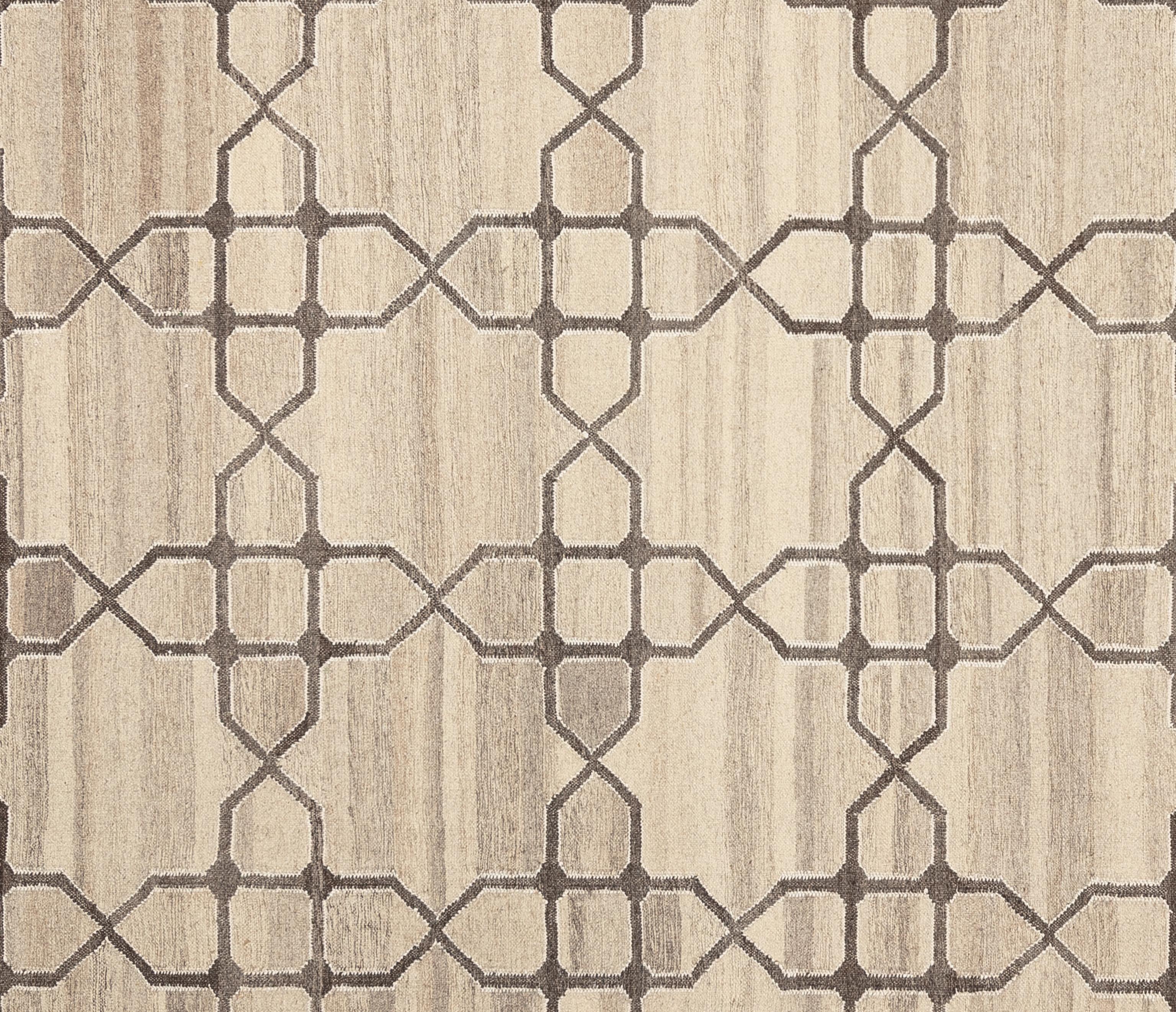 Questo tappeto kilim non è solo un oggetto d'arredamento, ma un arazzo culturale intessuto di storie e tradizioni. Ogni motivo e disegno riflette il ricco arazzo della cultura indiana, traendo ispirazione da antiche tradizioni e influenze