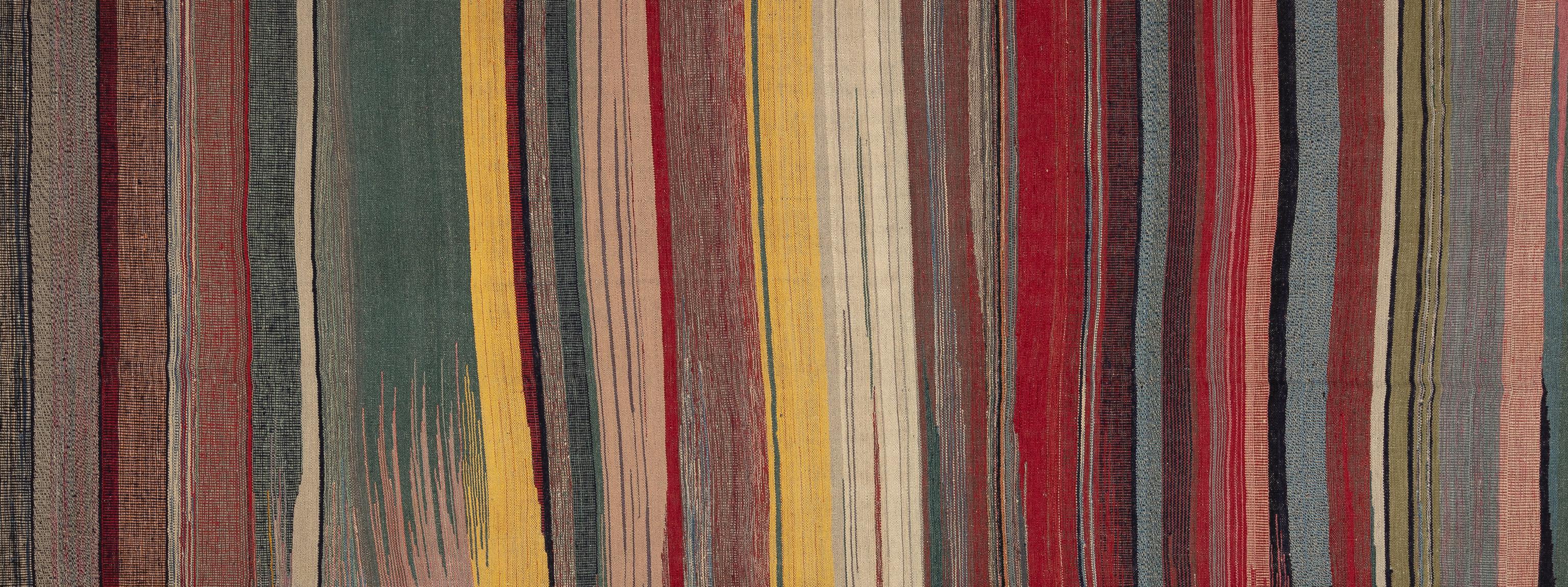Ce tapis Rug & Kilim n'est pas seulement un élément de décoration, c'est une tapisserie culturelle tissée d'histoires et d'héritage. Au-delà de son attrait visuel, ce tapis sert de pont entre le passé et le présent, honorant les techniques