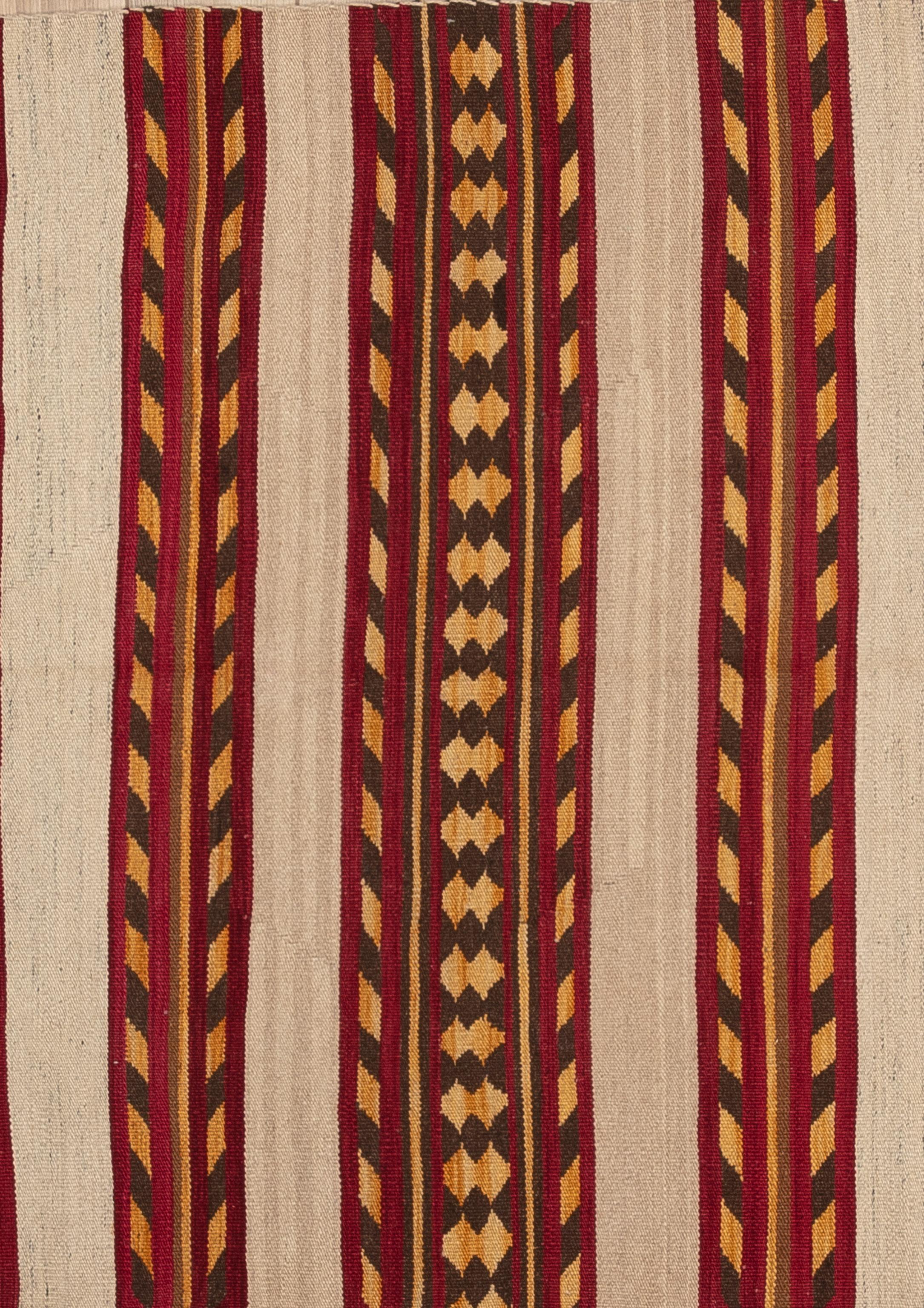 Ce tapis Rug & Kilim n'est pas seulement un élément de décoration, c'est une tapisserie culturelle tissée d'histoires et d'héritage. Au-delà de son attrait visuel, ce tapis sert de pont entre le passé et le présent, honorant les techniques