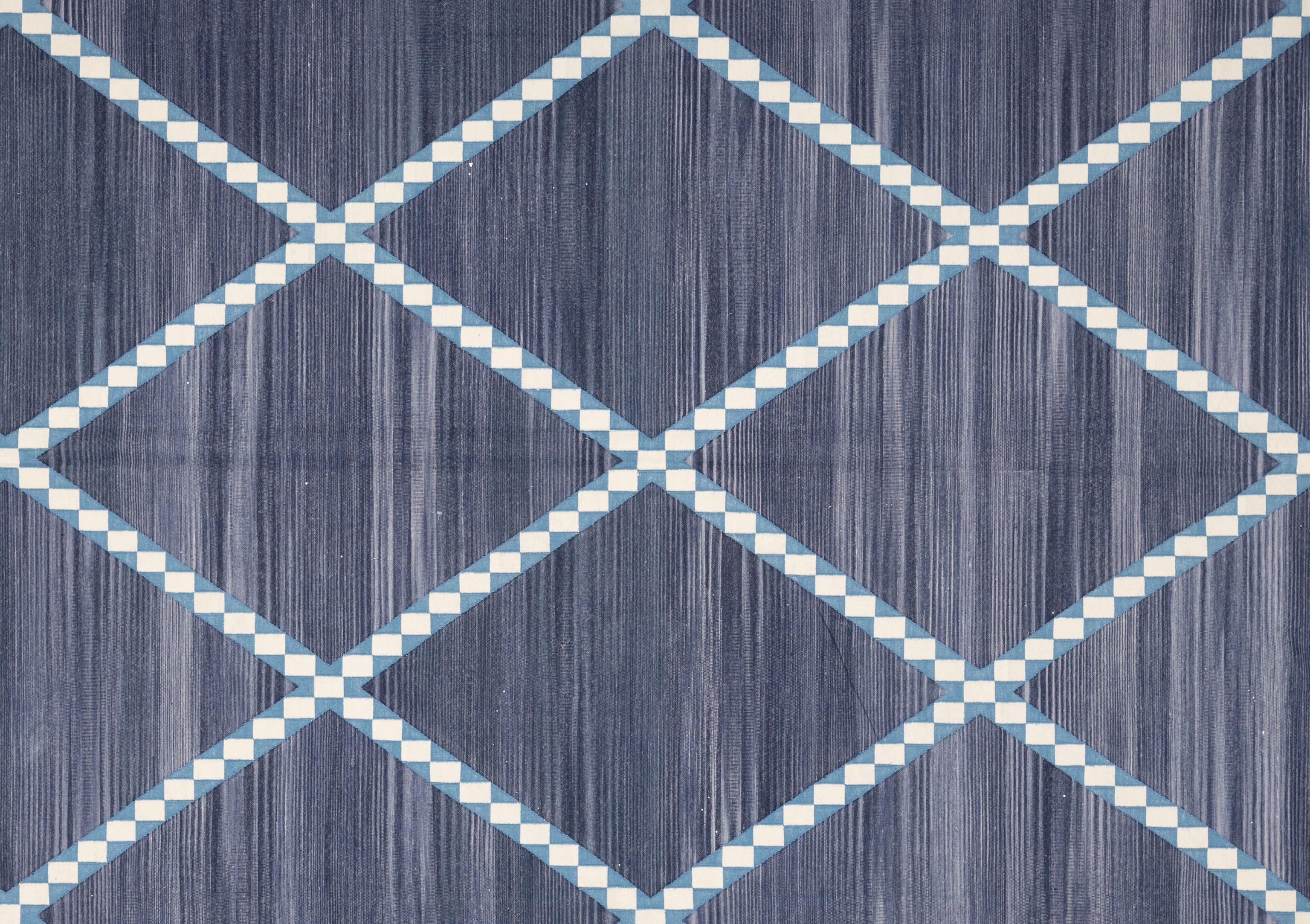 Questo tappeto kilim non è solo un oggetto d'arredamento, ma un arazzo culturale intessuto di storie e tradizioni. Al di là del suo fascino visivo, questo tappeto funge da ponte tra il passato e il presente, onorando le tecniche antiche e