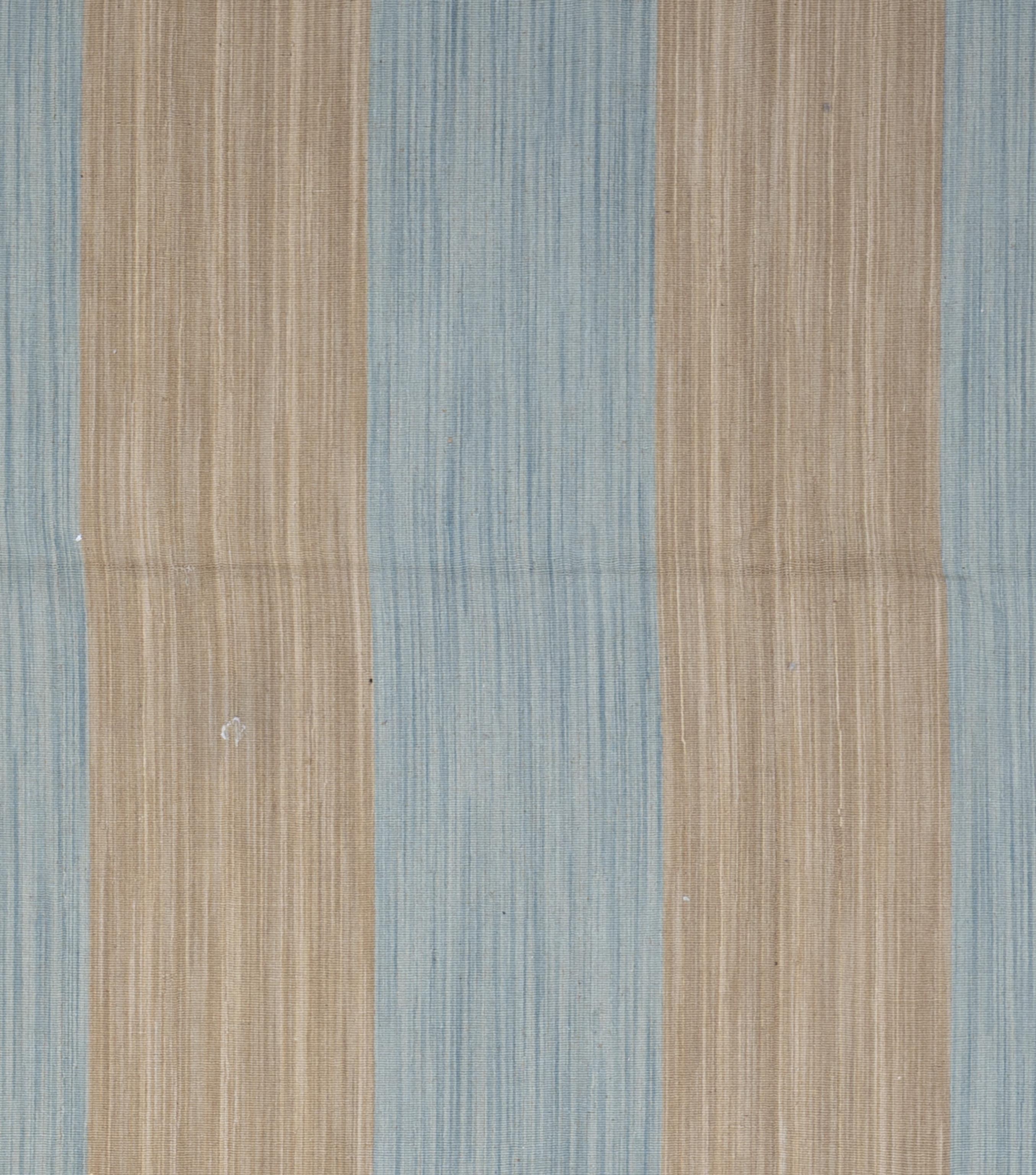 Esta alfombra kilim no es sólo una pieza de decoración; es un tapiz cultural tejido con historias y patrimonio. Más allá de su atractivo visual, esta alfombra sirve de puente entre el pasado y el presente, honrando técnicas ancestrales y adoptando