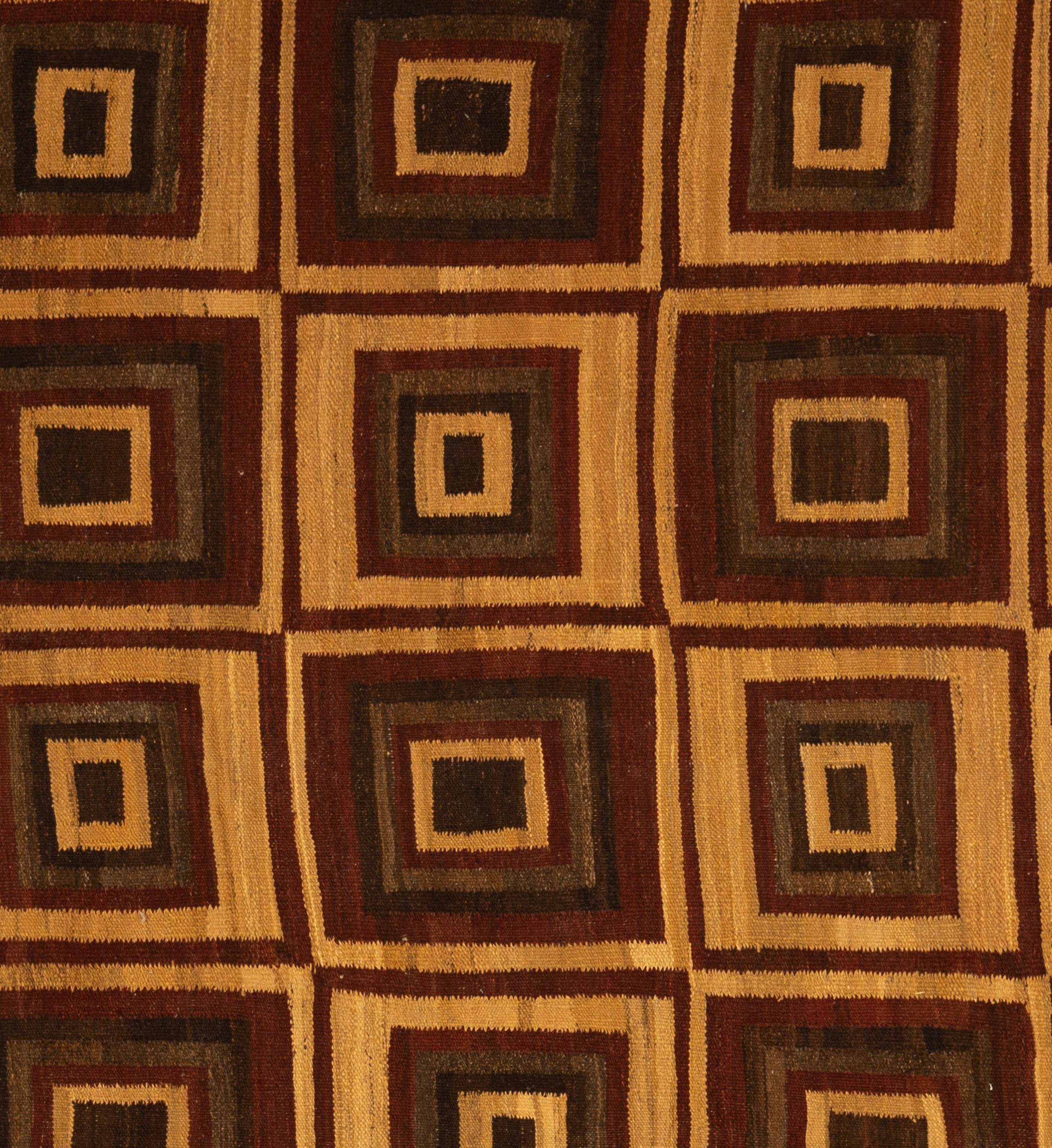 Questo tappeto kilim moderno, audace, tessuto in piano ed elegante, offre una prospettiva nuova a una tradizione di tessitura antica. Realizzato a mano con lana al 100%, il tappeto presenta una struttura leggera e di basso profilo, con la geometria