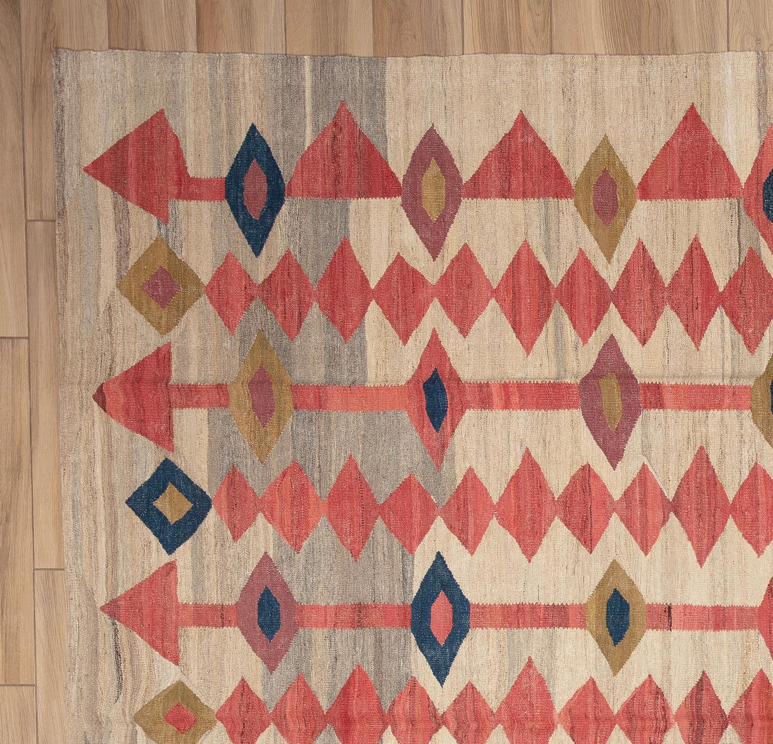 Dieser kühne, flachgewebte und mühelos stilvolle moderne Kelimteppich verleiht einer altehrwürdigen Webtradition eine neue Perspektive. Der aus 100 % Wolle handgefertigte Teppich zeichnet sich durch eine flache, leichte Konstruktion mit der klaren