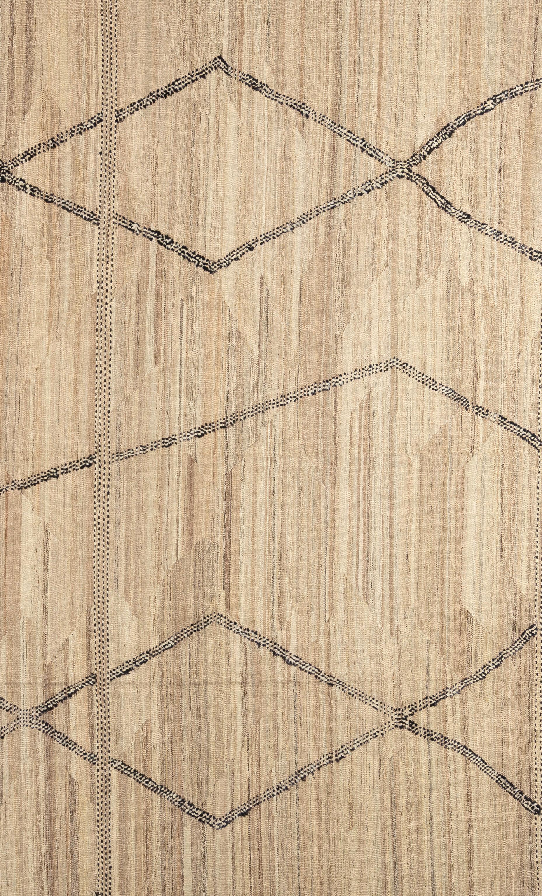 Dieser kühne, flachgewebte und mühelos stilvolle moderne Kelimteppich verleiht einer altehrwürdigen Webtradition eine neue Perspektive. Der aus 100 % Wolle handgefertigte Teppich zeichnet sich durch eine flache, leichte Konstruktion mit der klaren