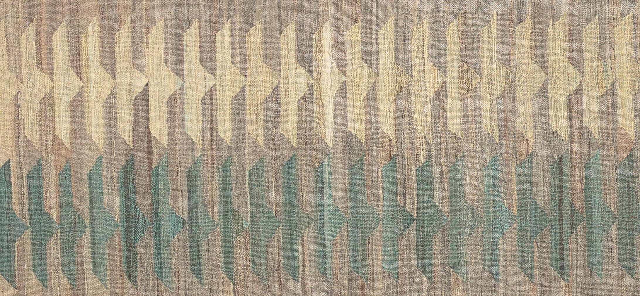 Atrevida, tejida en plano y elegante sin esfuerzo, esta moderna alfombra kilim aporta una nueva perspectiva a una tradición de tejido consagrada. Fabricada a mano con lana 100%, la alfombra presenta una estructura ligera de perfil bajo, con la