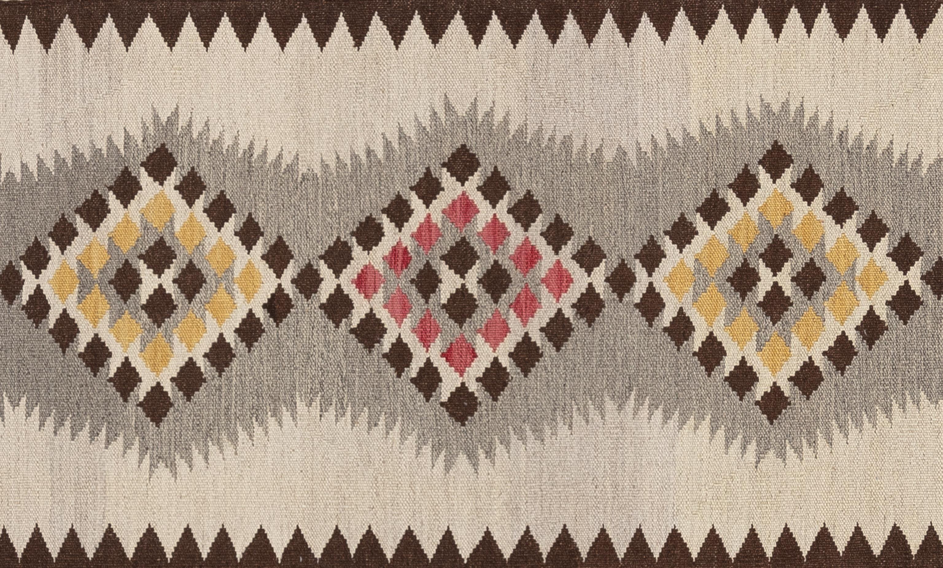 Questo tappeto kilim non è solo un oggetto d'arredamento, ma un arazzo culturale intessuto di storie e tradizioni. Al di là del suo fascino visivo, questo tappeto funge da ponte tra il passato e il presente, onorando le tecniche antiche e