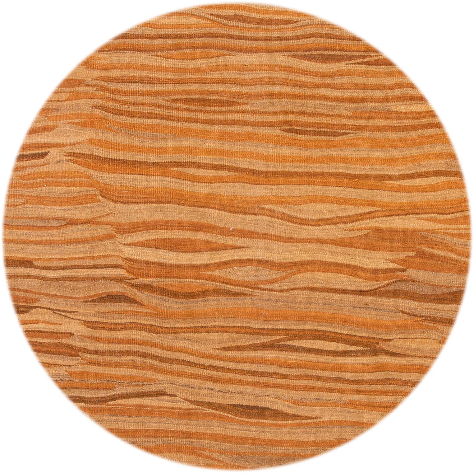Schöner handgeknüpfter moderner Kilim-Teppich. Dieser Teppich hat ein wunderschönes orangefarbenes Feld mit einigen braunen Akzenten in einem modernen Design.

Dieser Teppich misst 9' 6