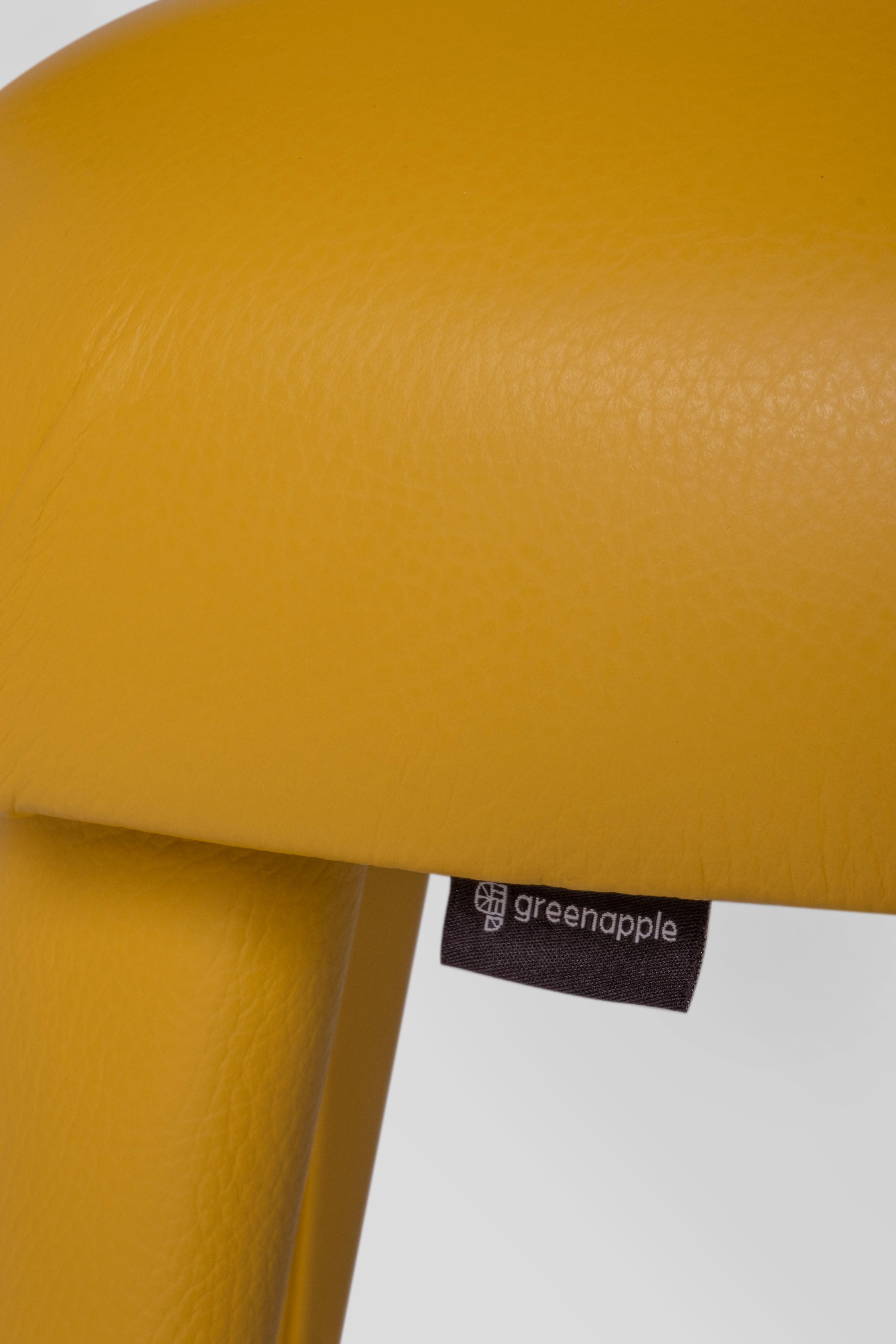 Chaises de salle à manger Laurence, cuir jaune, fabriquées à la main au Portugal par Greenapple en vente 1