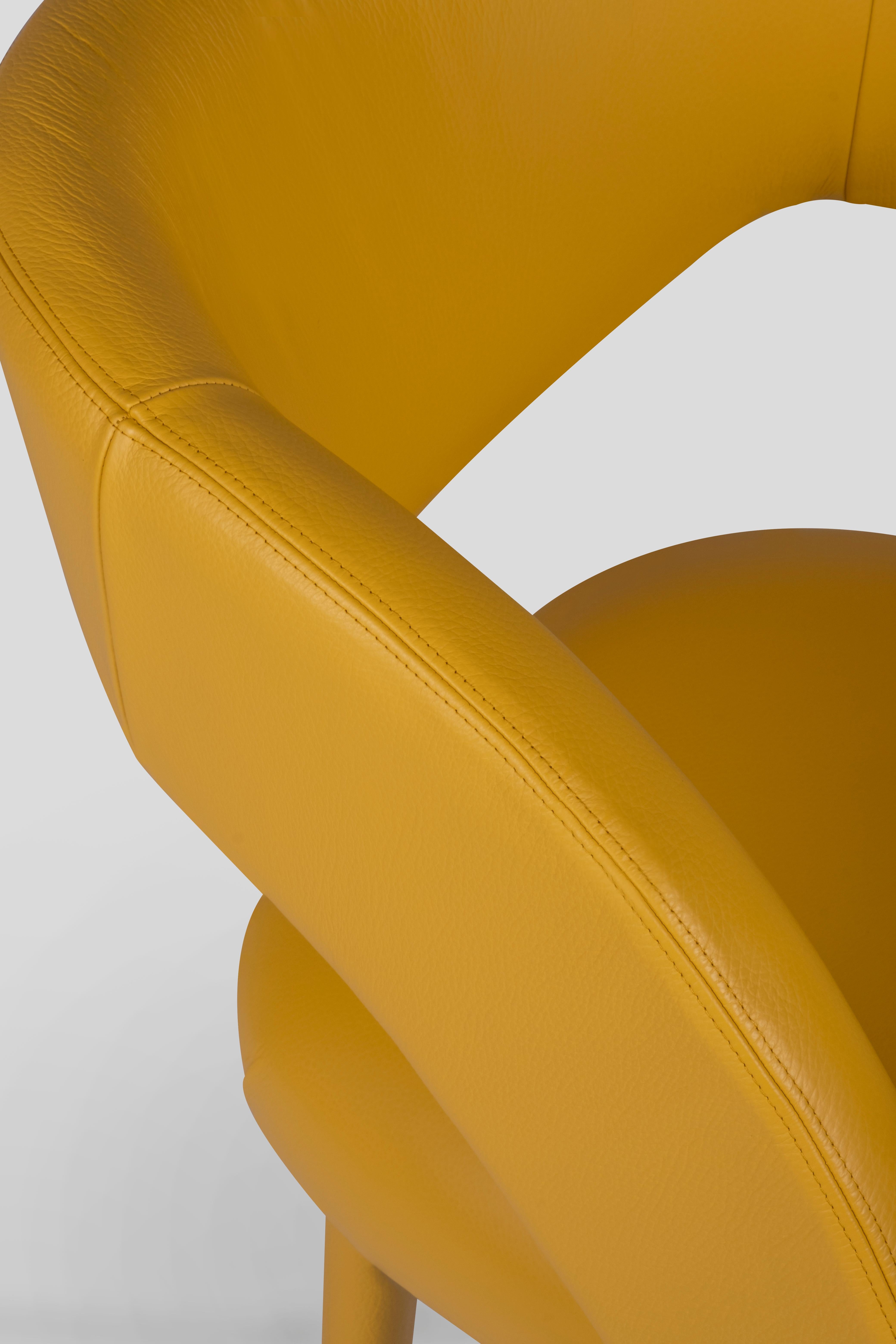 XXIe siècle et contemporain Chaises de salle à manger Laurence, cuir jaune, fabriquées à la main au Portugal par Greenapple en vente