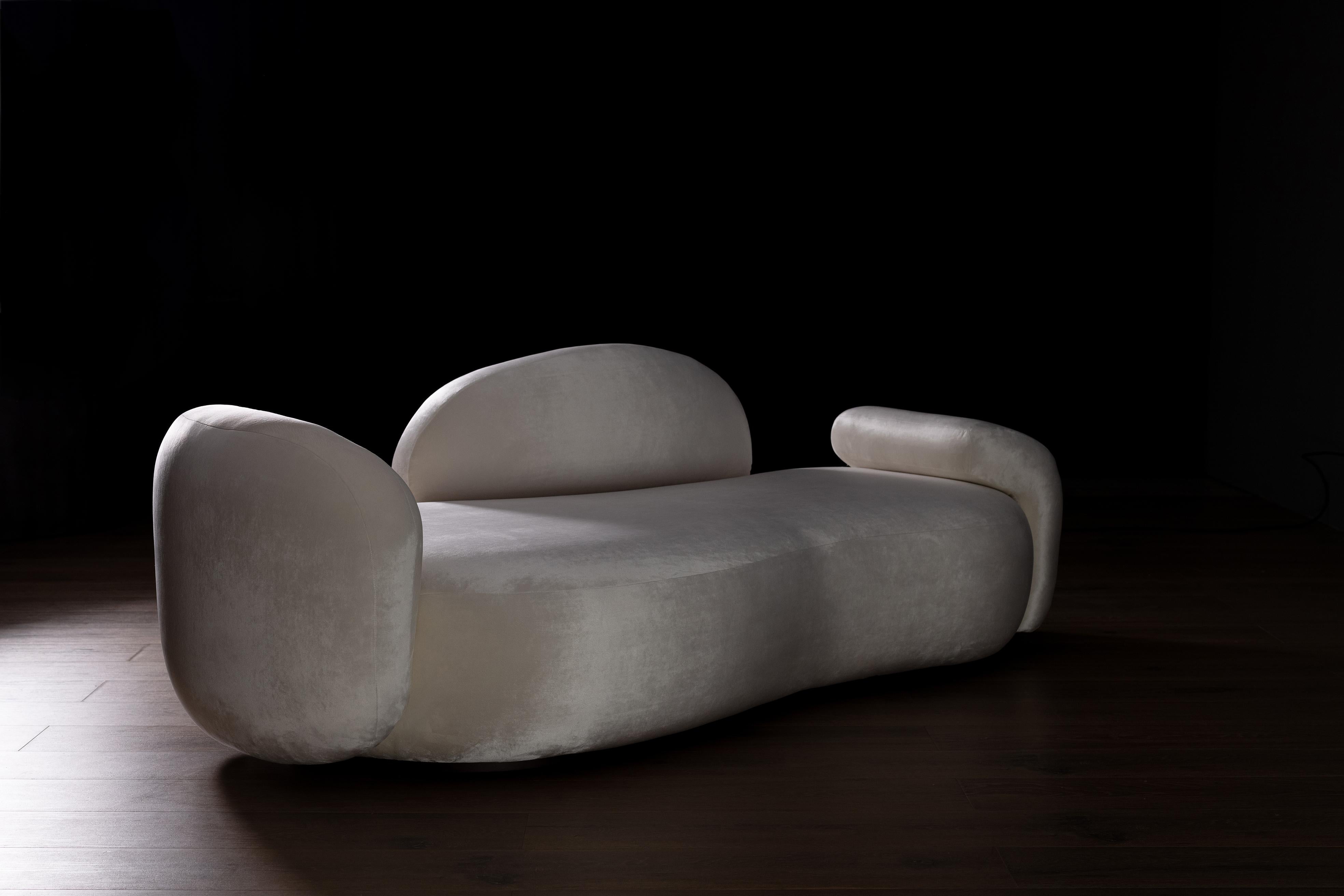 Modernes unbearbeitetes, geschwungenes Sofa, Perlensamt, handgefertigt in Portugal von Greenapple im Angebot 4