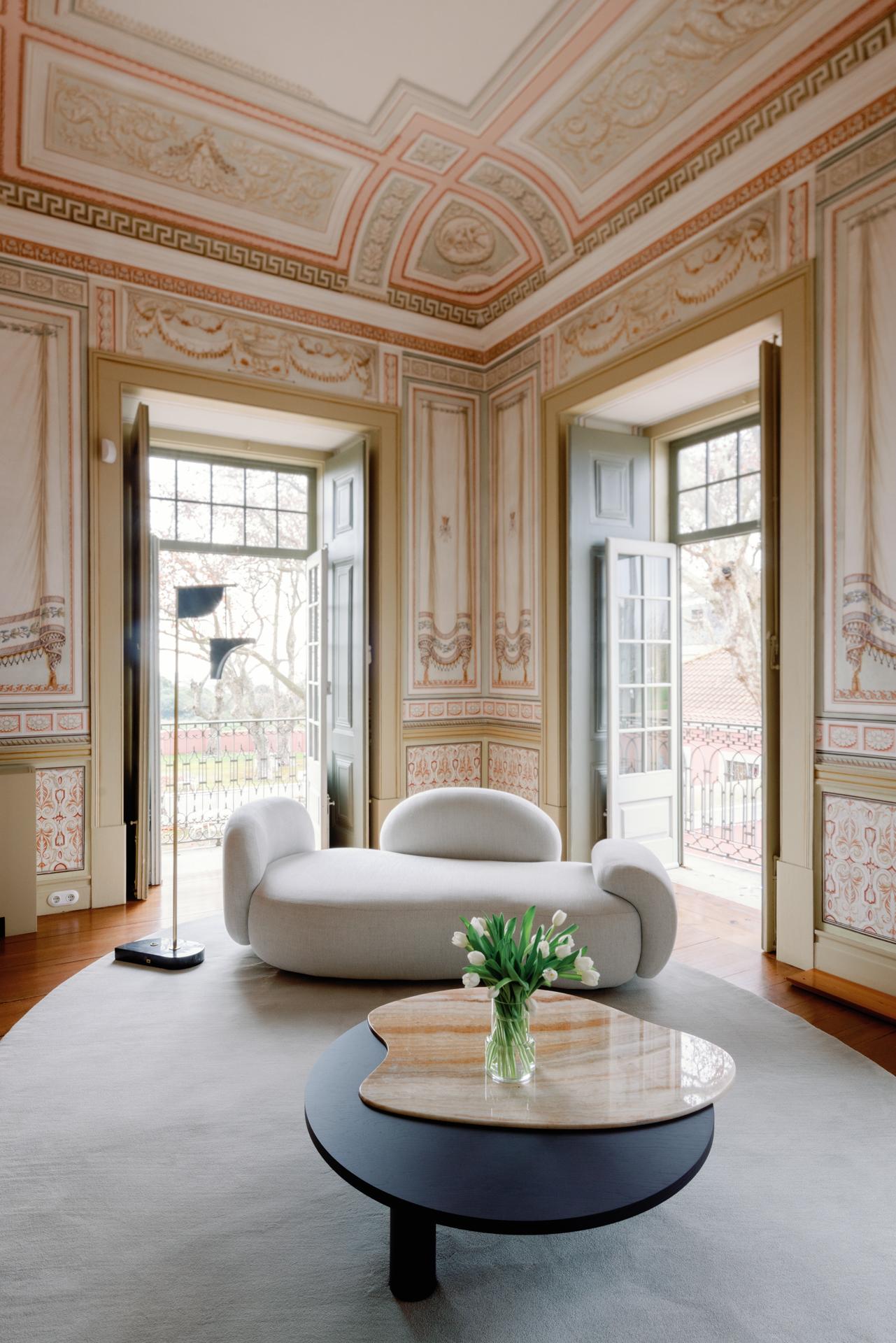 Modernes unbearbeitetes, geschwungenes Sofa, Perlensamt, handgefertigt in Portugal von Greenapple (21. Jahrhundert und zeitgenössisch) im Angebot