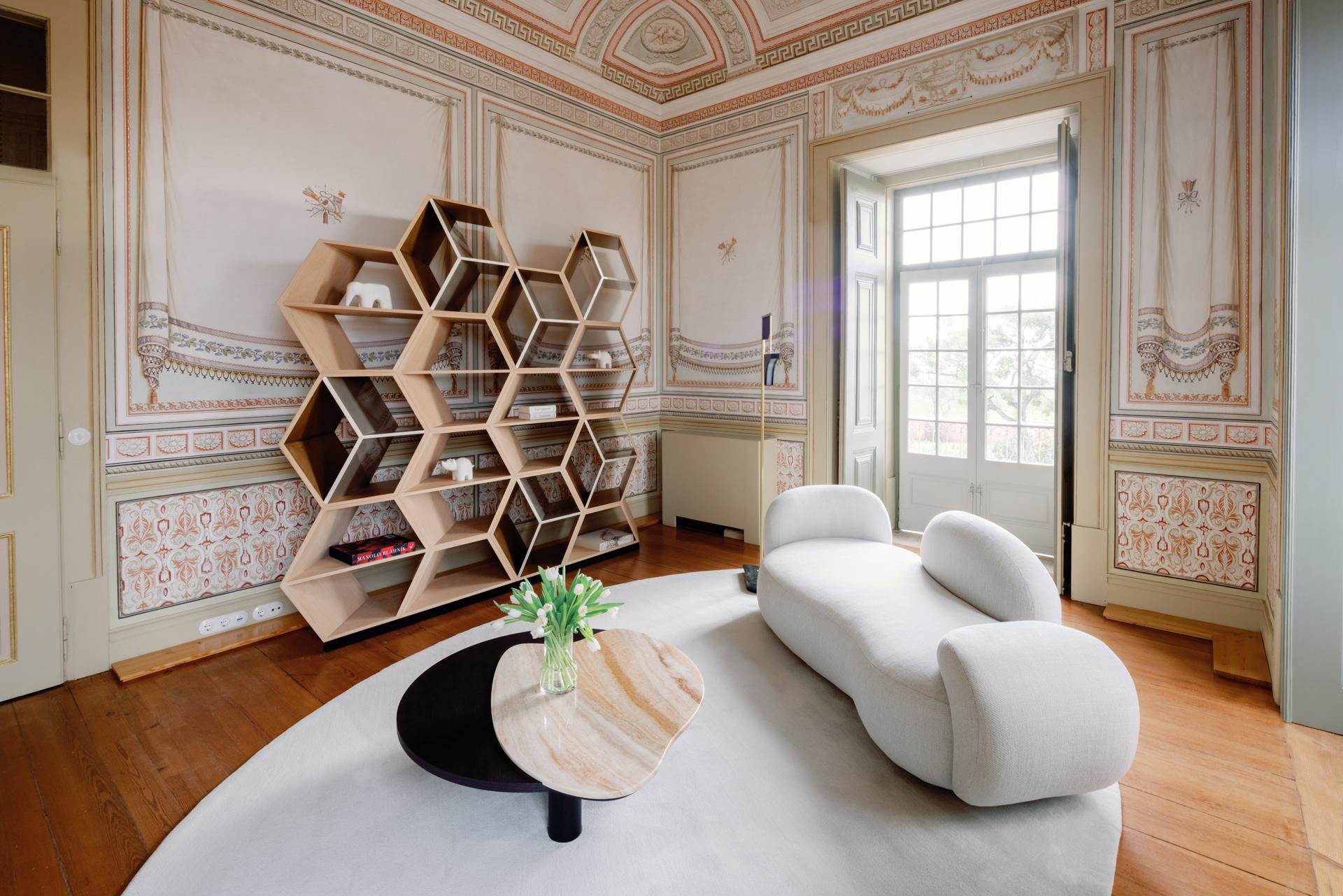 Modernes unbearbeitetes, geschwungenes Sofa, Perlensamt, handgefertigt in Portugal von Greenapple im Angebot 2