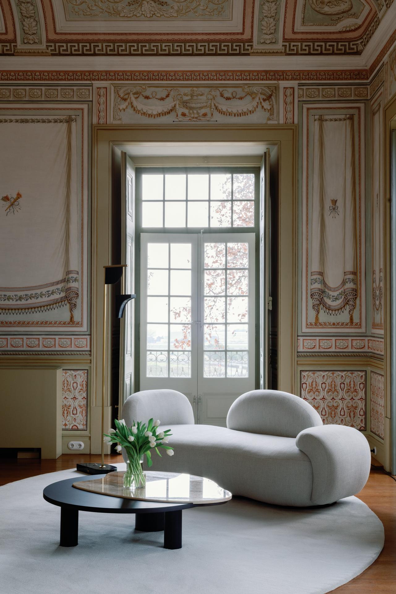 Modernes unbearbeitetes, geschwungenes Sofa, Perlensamt, handgefertigt in Portugal von Greenapple im Angebot 3
