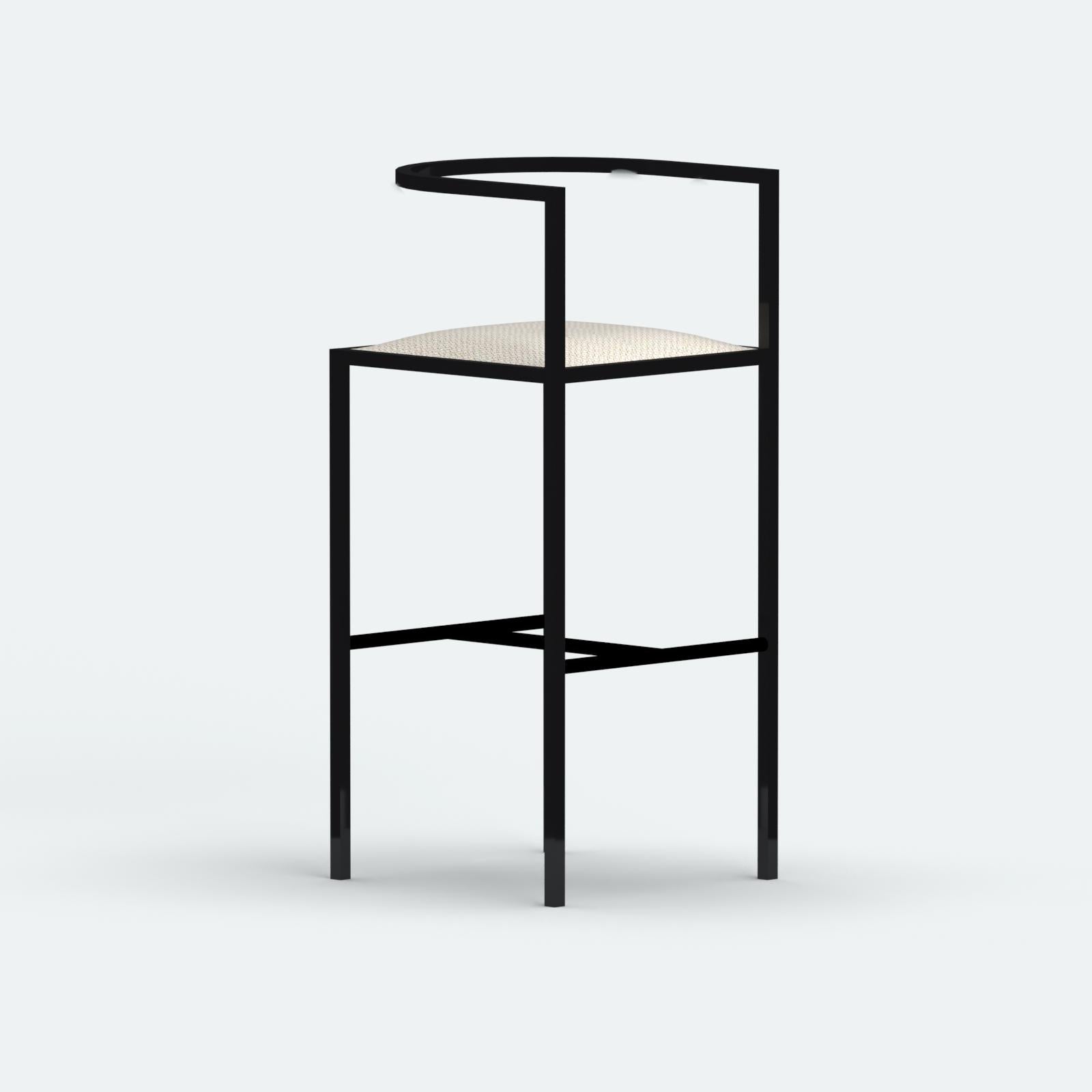 Maçka, définie par ses formes géométriques simples et juxtaposées, est une collection de sièges composée de chaises de salle à manger et d'angle, de tabourets de bar et de bancs love & lounge. Les designs aux formes et matériaux élégamment réduits