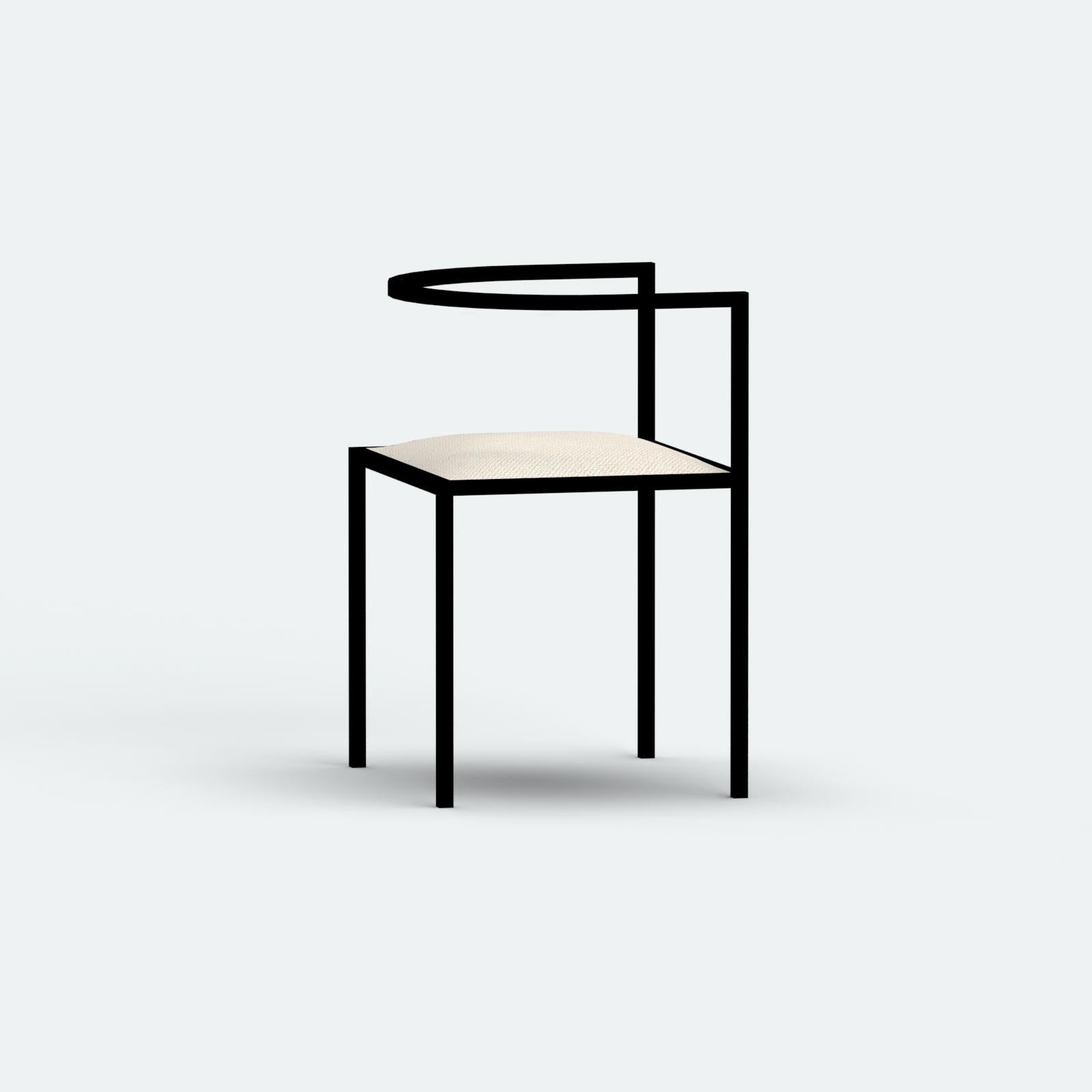 Maçka, définie par ses formes géométriques simples et juxtaposées, est une collection de sièges composée de chaises de salle à manger et d'angle, de tabourets de bar et de bancs love & lounge. Les designs aux formes et matériaux élégamment réduits