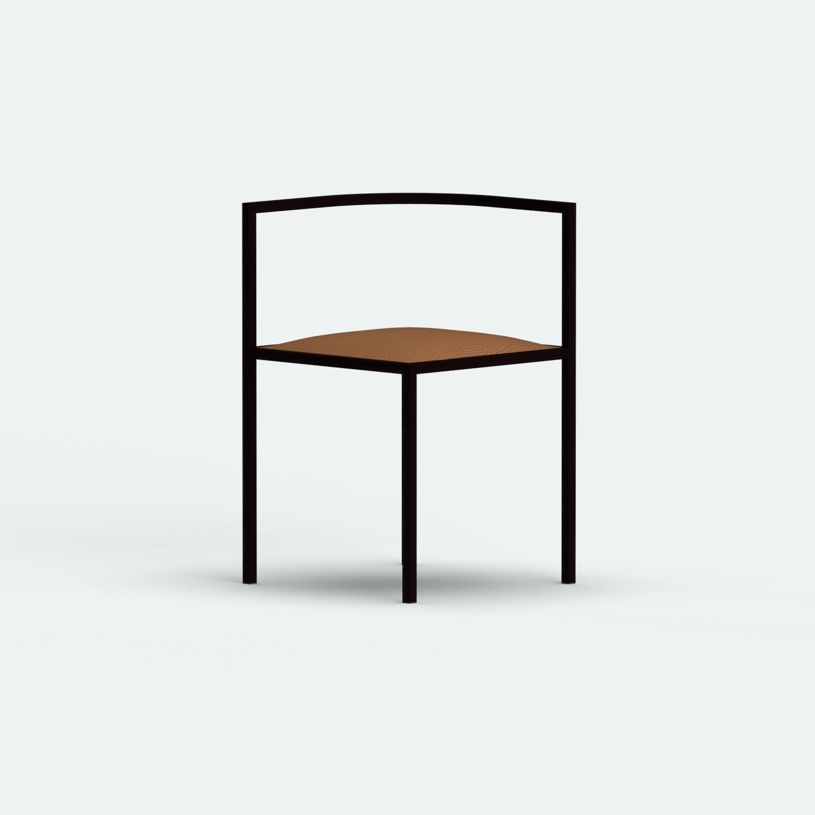 Maçka, définie par ses formes géométriques simples et juxtaposées, est une collection de sièges composée de chaises de salle à manger et d'angle, de tabourets de bar et de bancs love & lounge. Les designs aux formes et matériaux élégamment réduits