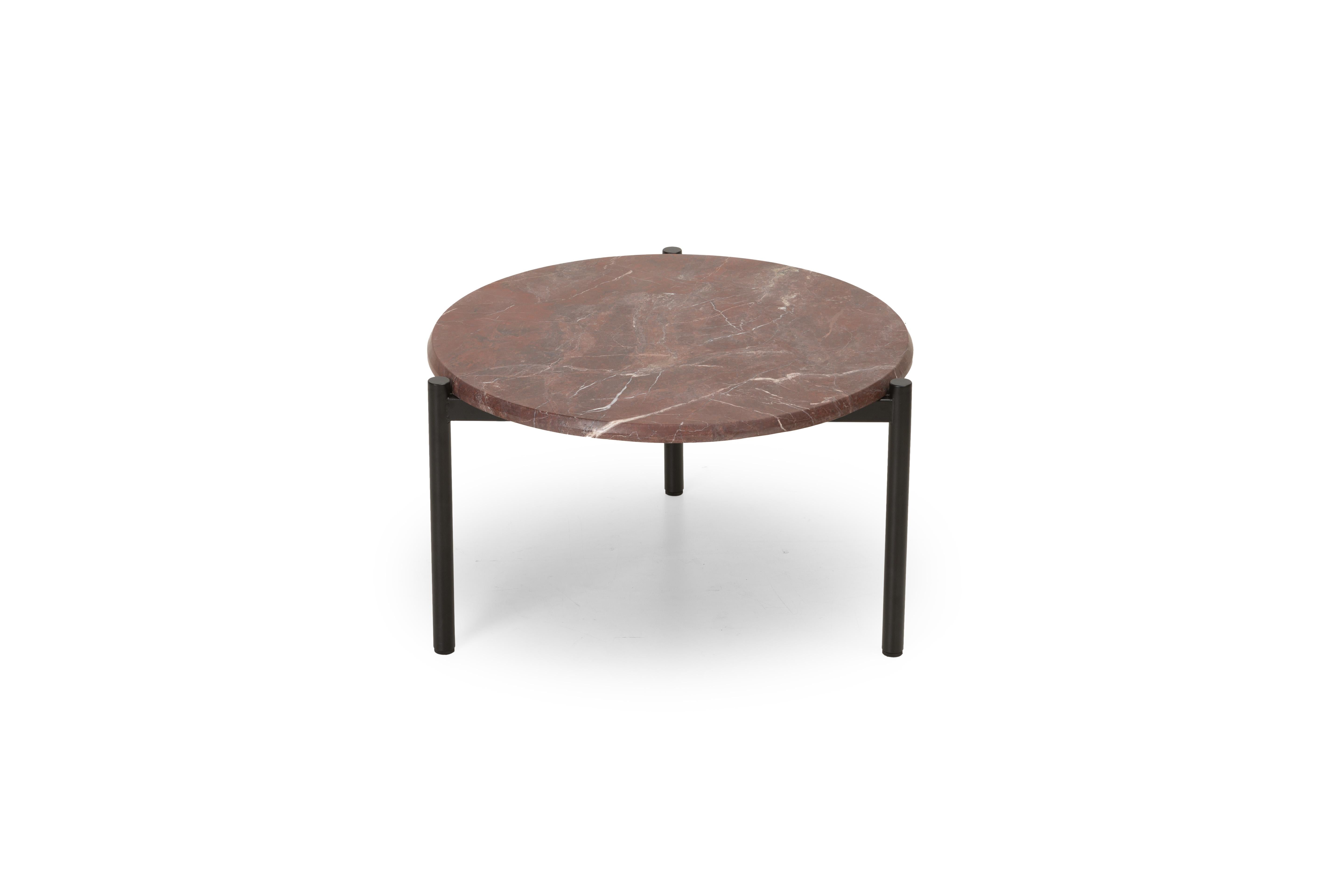 Empilables et modulables, basses et compactes, linéaires et précieuses, elles sont polyvalentes comme tables d'appoint, complémentaires, de service, de la maison au bureau. Les nouvelles tables basses dérivent de la famille Blade, avec laquelle