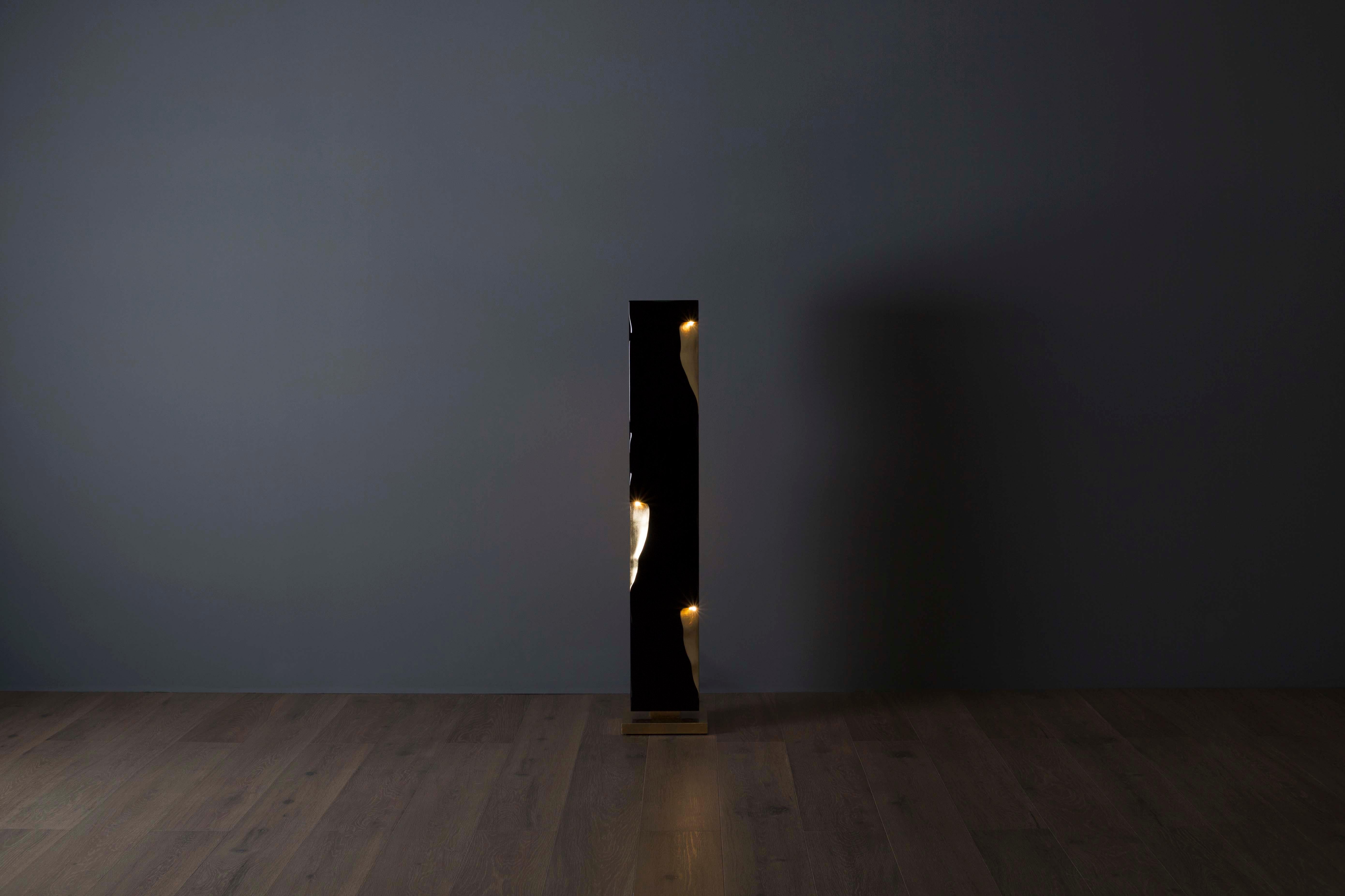 Escultura Pedestal Martin Moderna Hoja de Oro Negro Hecha a Mano Portugal Greenapple en venta 7