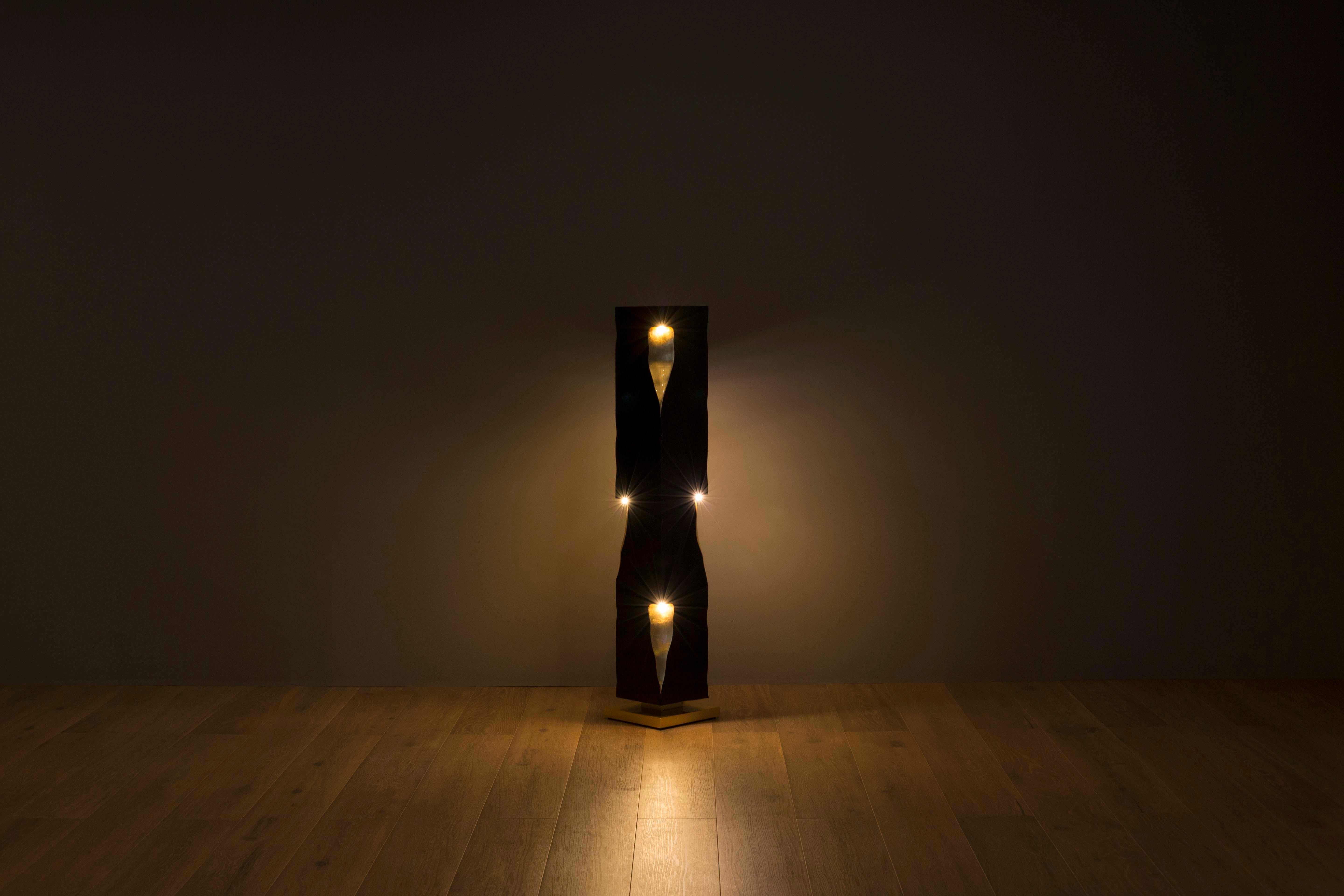 Escultura Pedestal Martin Moderna Hoja de Oro Negro Hecha a Mano Portugal Greenapple en venta 9