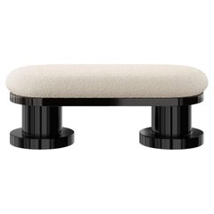 Minimale Bank des 21. Jahrhunderts, weißer Boucle, schwarz lackiert, runde Beine, schwarz lackiert