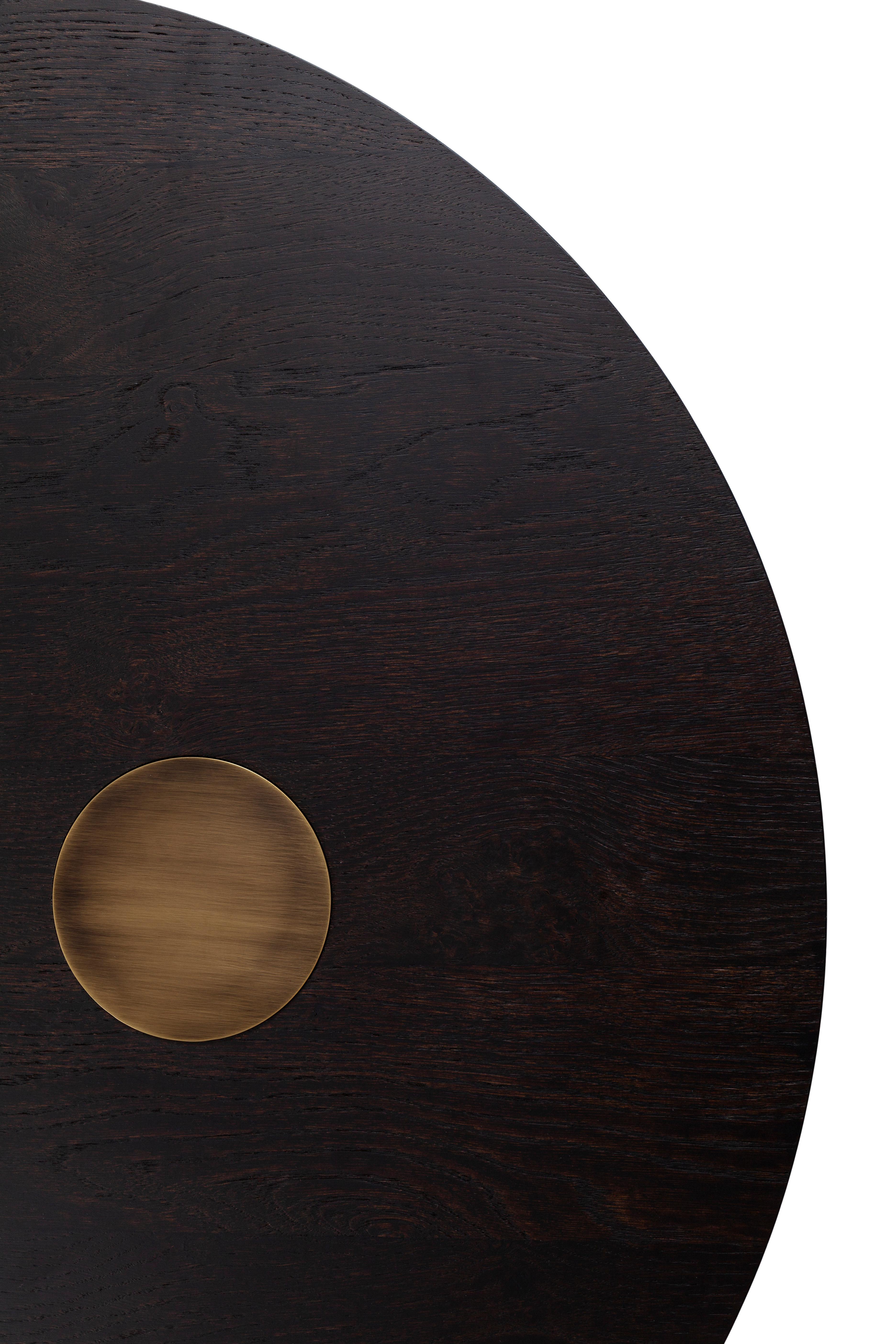 Modern Mó Round Coffee Table, Aged Oak Brass, Handmade in Portugal by Greenapple For Sale 3