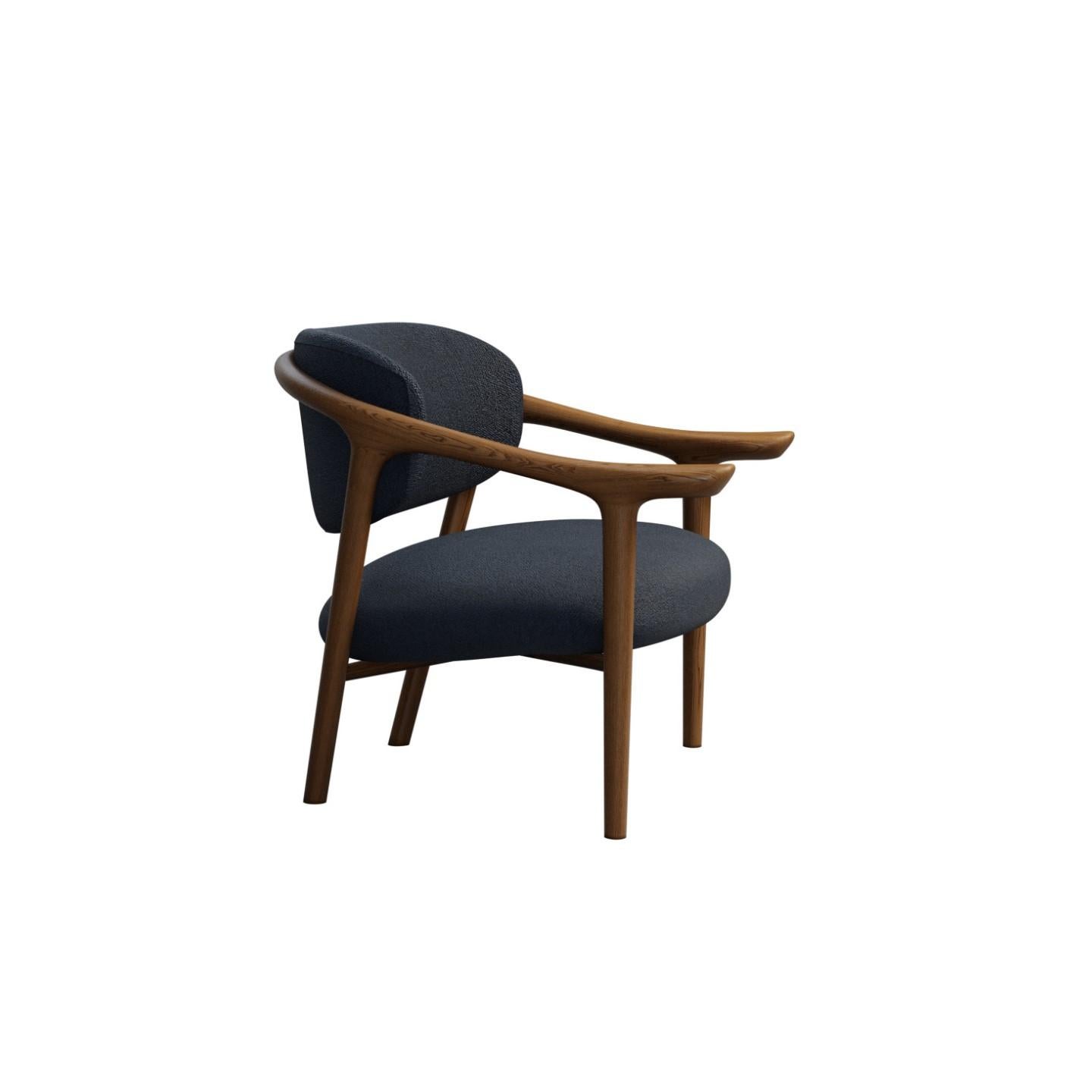 Aida is and armchair in curved ash wood and upholstered seat and back with an iconic design.
Thanks to its elegance and comfort, this graceful, sinuous and versatile armchair adapts to different environments:
domestic or contract, expressing a