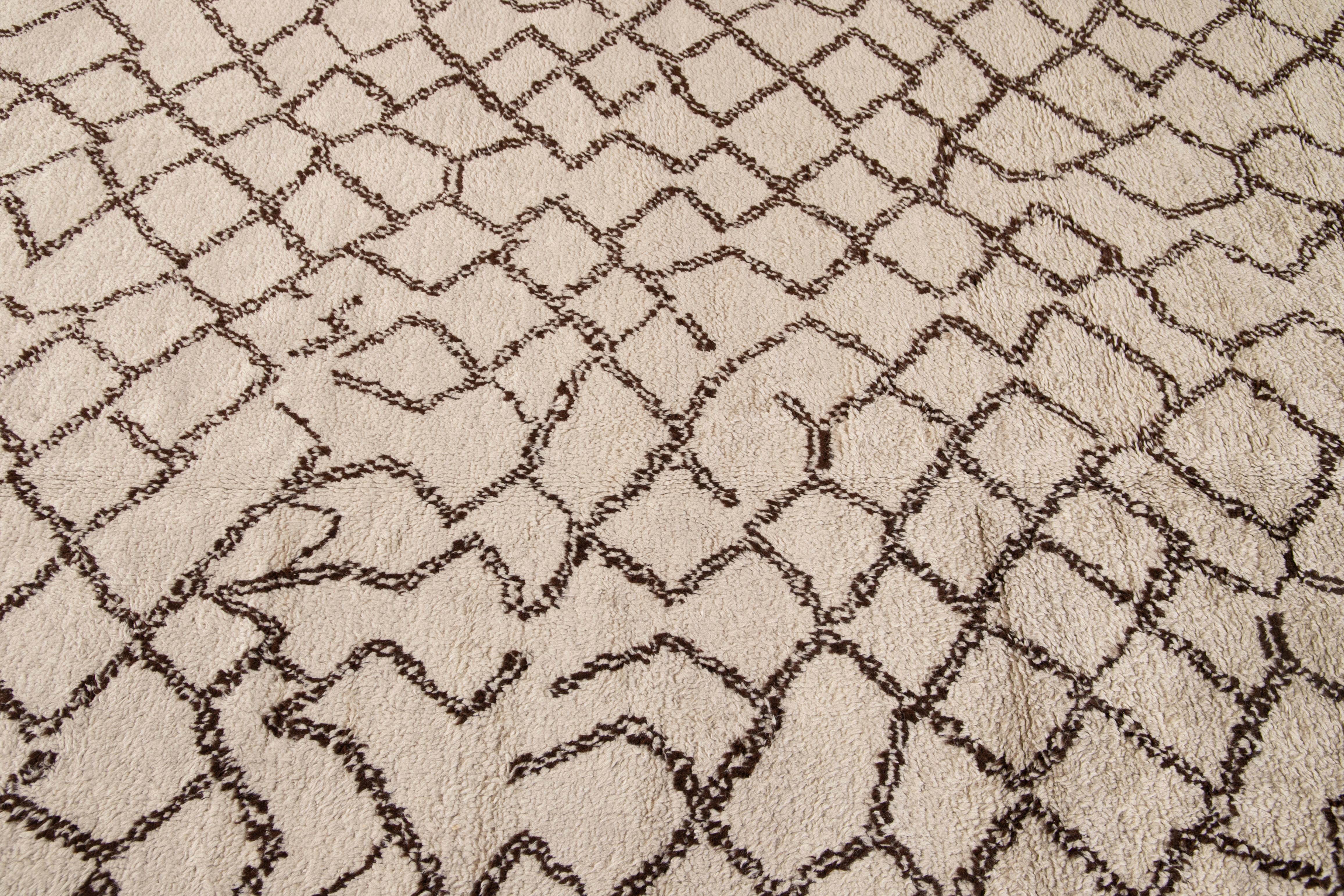 21st Century Modern Moroccan Beige Wool Rug For Sale 5