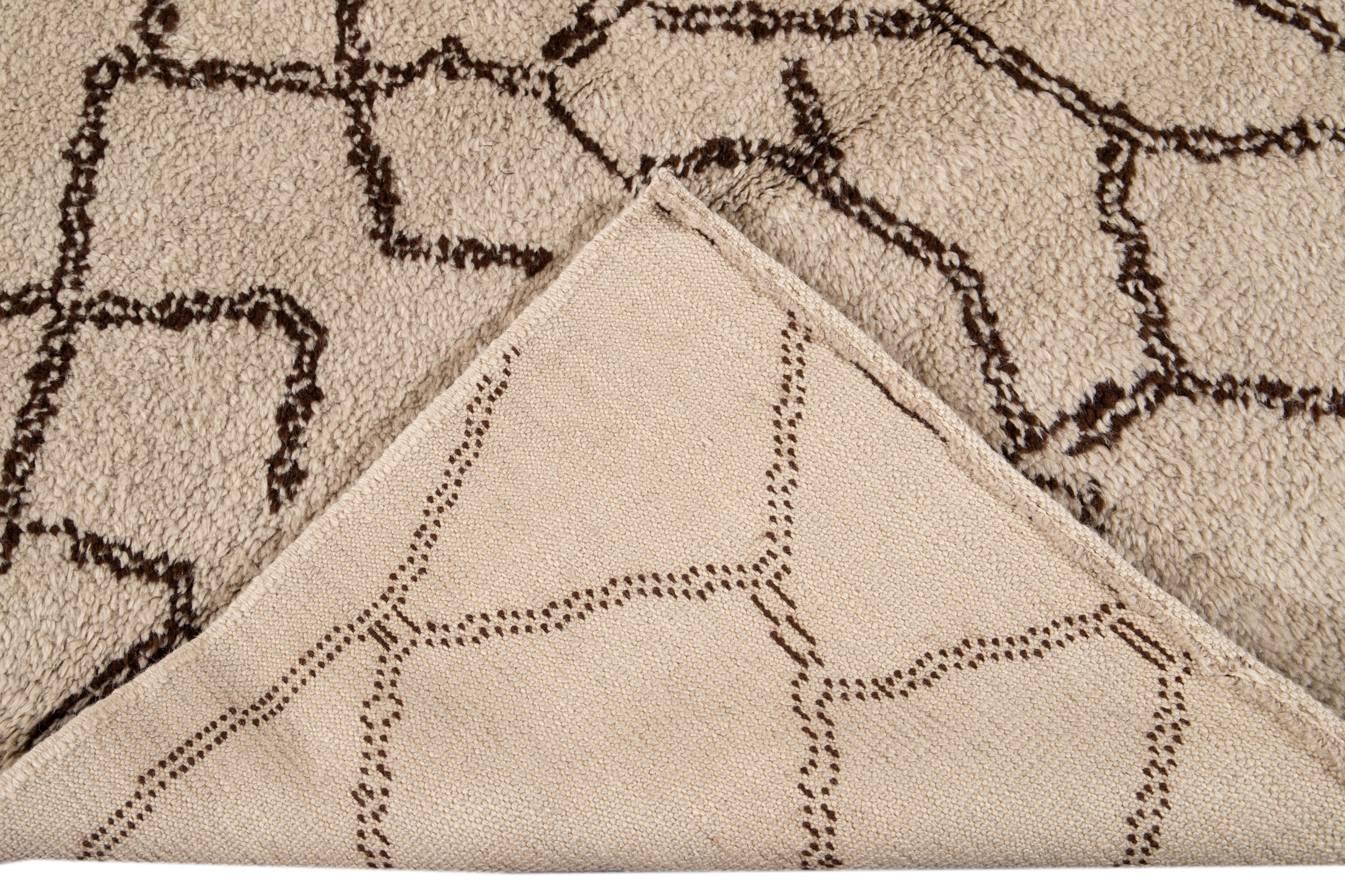 Hand-Knotted 21st Century Modern Moroccan Beige Wool Rug For Sale