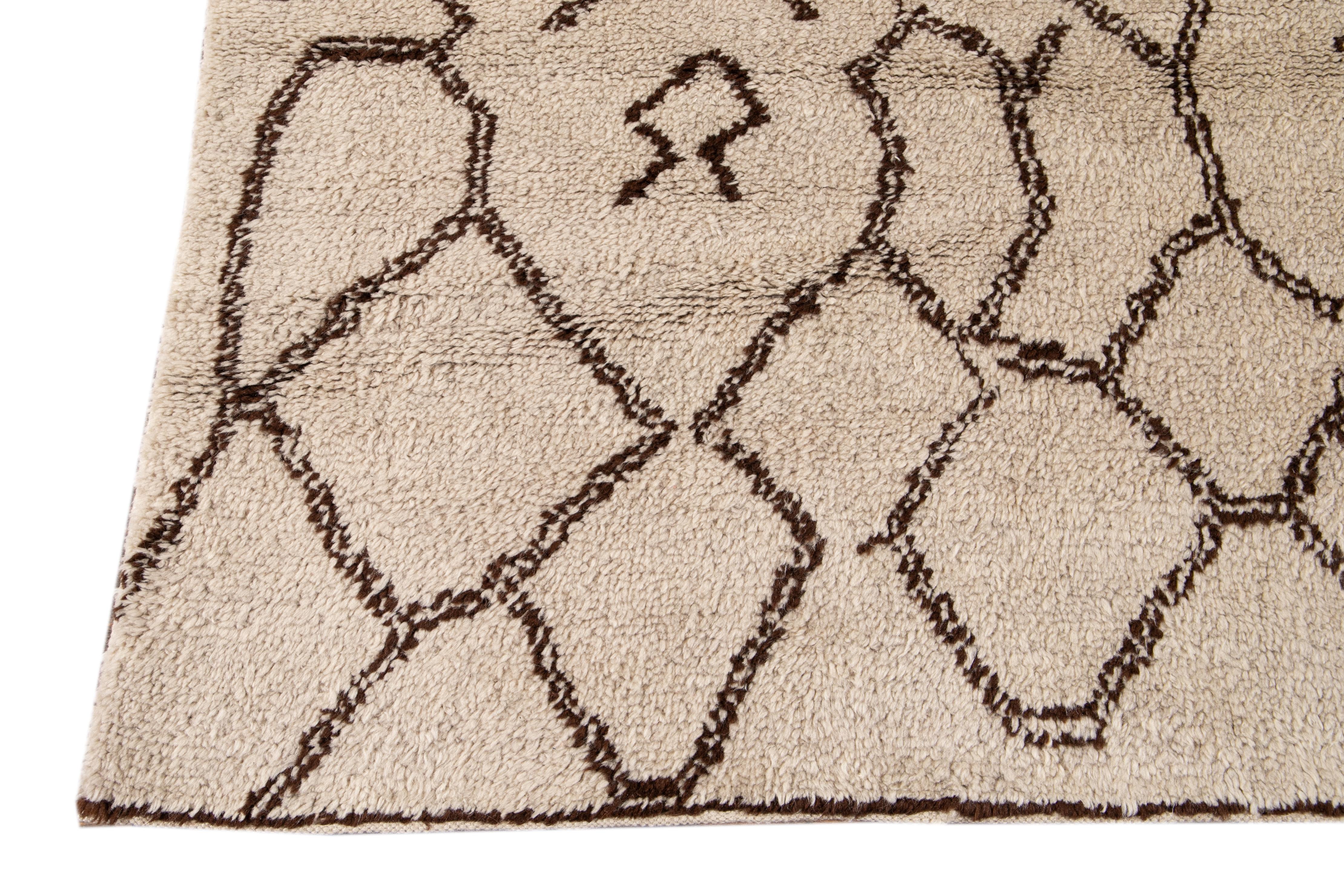 Contemporary 21st Century Modern Moroccan Beige Wool Rug For Sale
