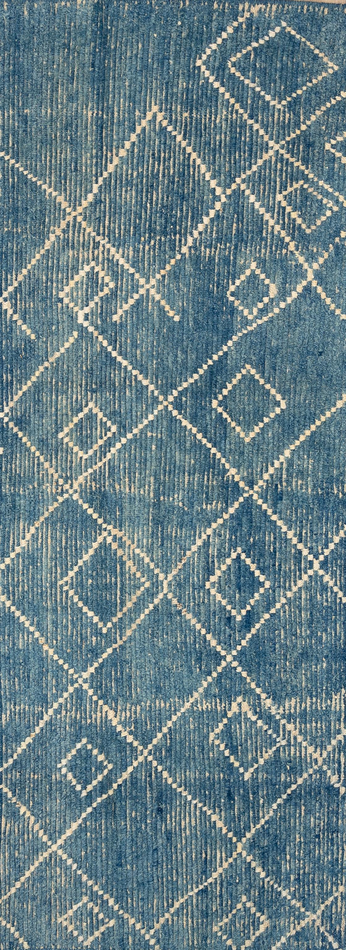 Tissé à la main avec 100% de laine filée à la main dans les montagnes d'Afghanistan, ce magnifique tapis marocain teint naturellement est vraiment unique en son genre. Les tapis marocains ont tendance à être simples et sont le complément parfait de